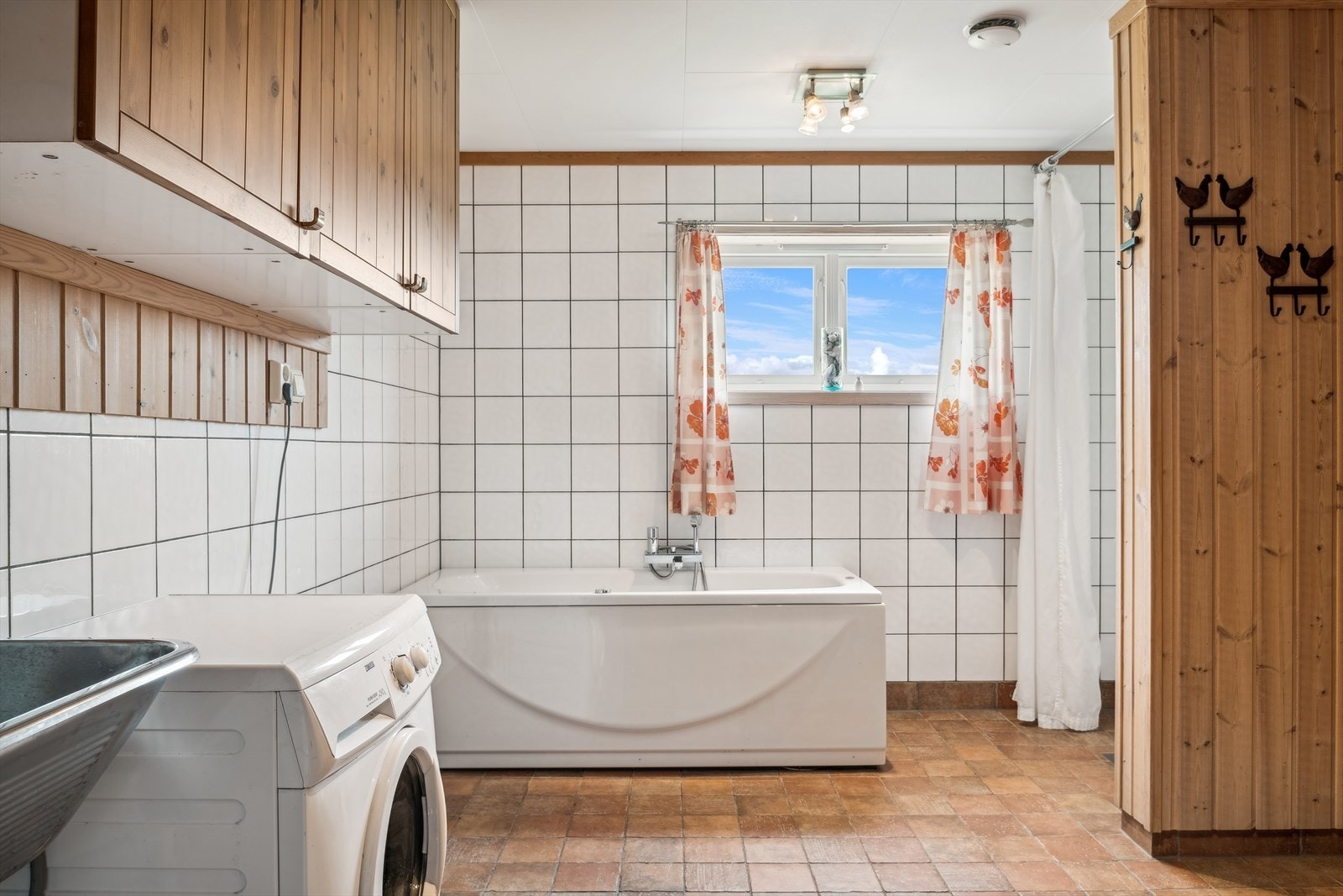 Baderom m badekar, dusjnisje, opplegg til vaskemaskin. Galleribilde