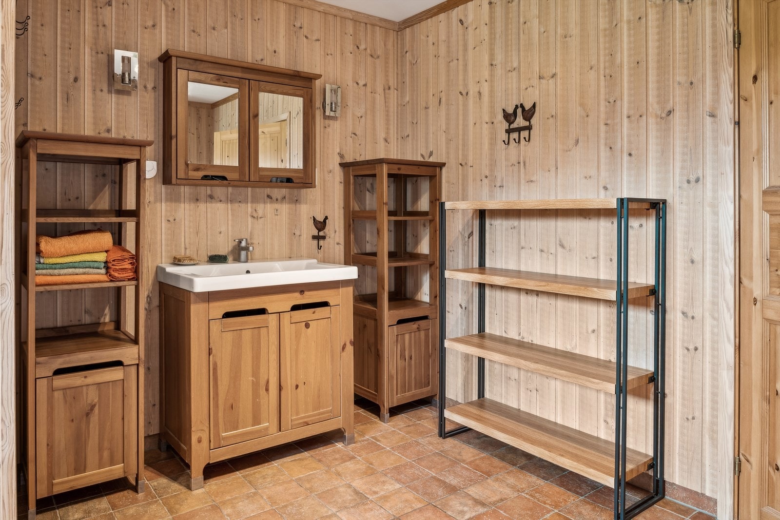 Baderommet har også servant med tilhørende underskap, speilskap over servant. Galleribilde