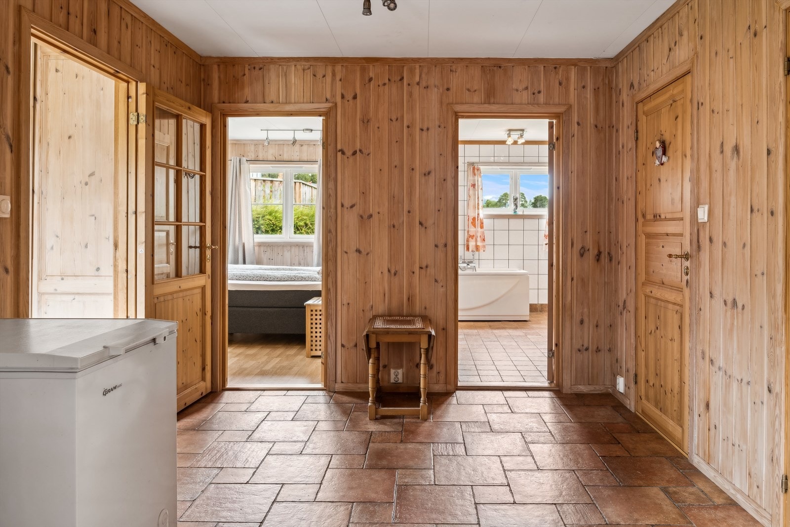 Gangen tar deg til soverom, bad og videre inn i boligen Galleribilde