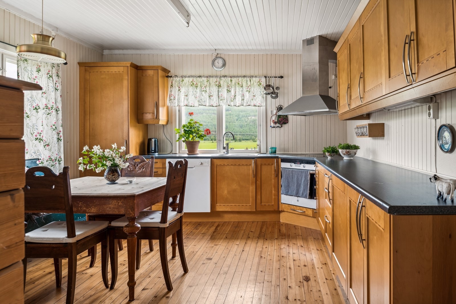 Kjøkkenet er romslig og har godt med skap- og benkeplass Galleribilde