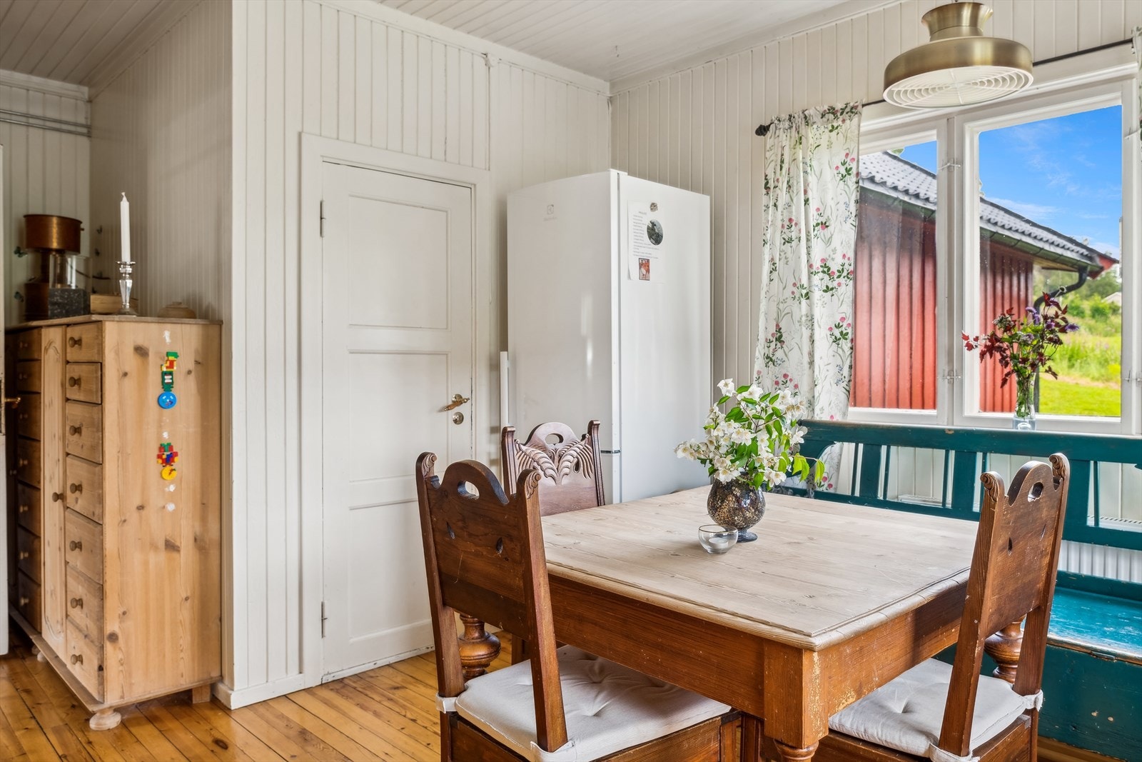 Kjøkkenet har også plass til spisegruppe. Galleribilde