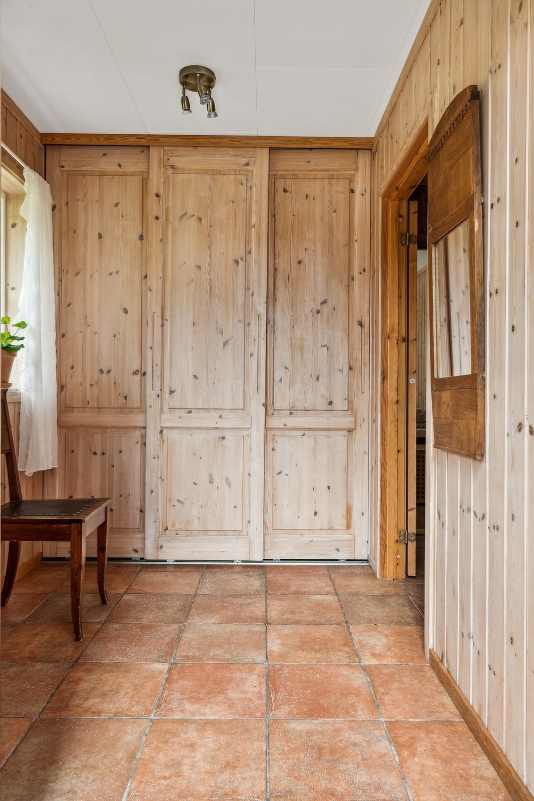 Hyggelig entré ønsker deg velkommen inn i boligen Galleribilde