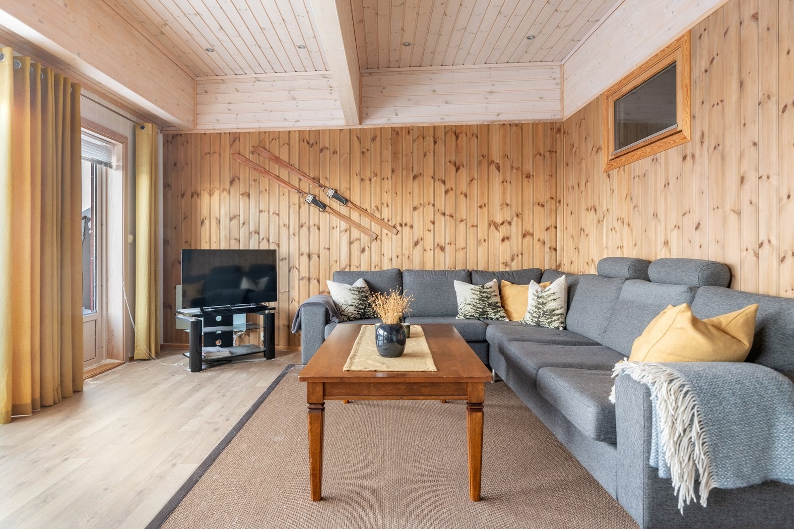 Leiligheten har en lys og fin stue med åpen kjøkkenløsning og plass til både sofagruppe og spisestue. Vinduene slipper rikelig med naturlig lys inn. Galleribilde