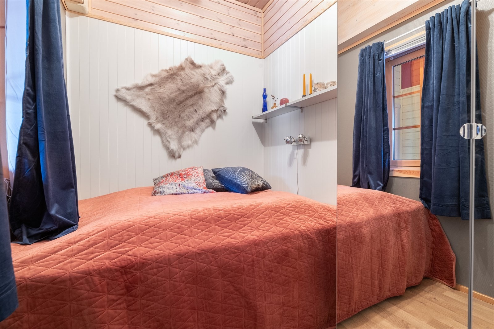 Leiligheten har to soverom, hvor hovedsoverommet har garderobeskap med speildører. Galleribilde