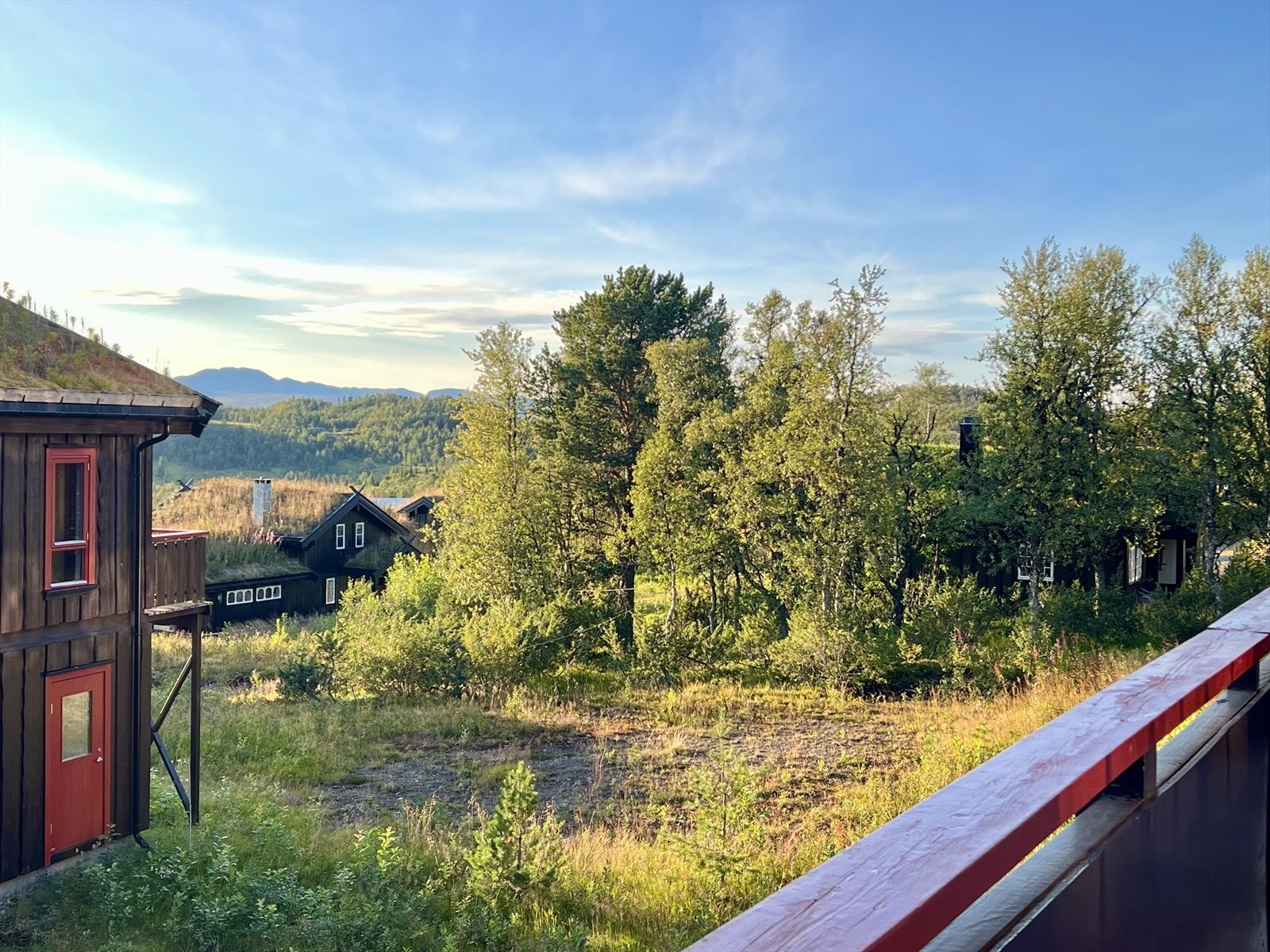 Utsikt fra balkong sommerstid. Galleribilde