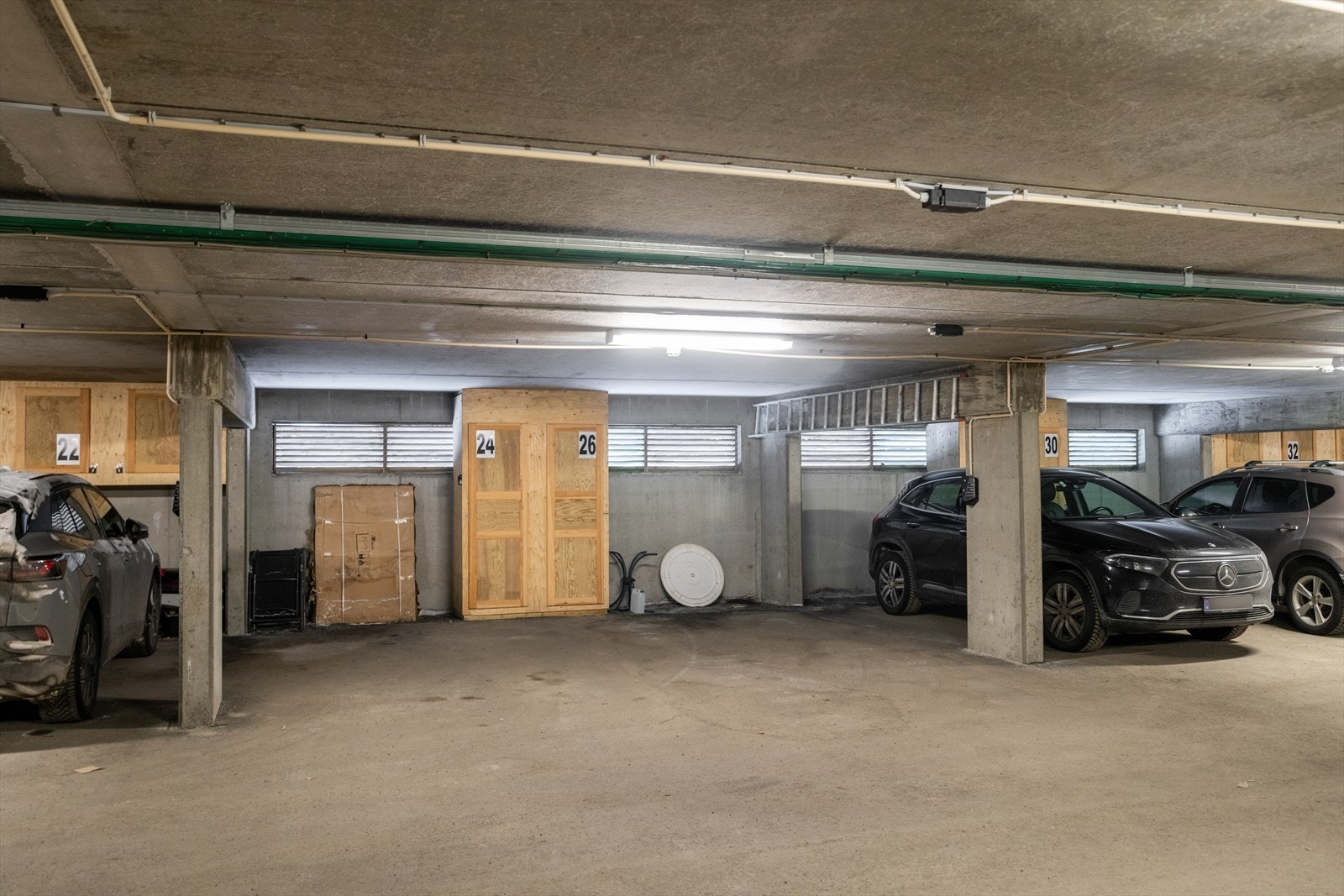 Leiligheten har garasjeplass med el-bil lader i felles parkeringskjeller, beliggende i samme bygg. Her er det også oppbevaringsskap tilgjengelig Galleribilde