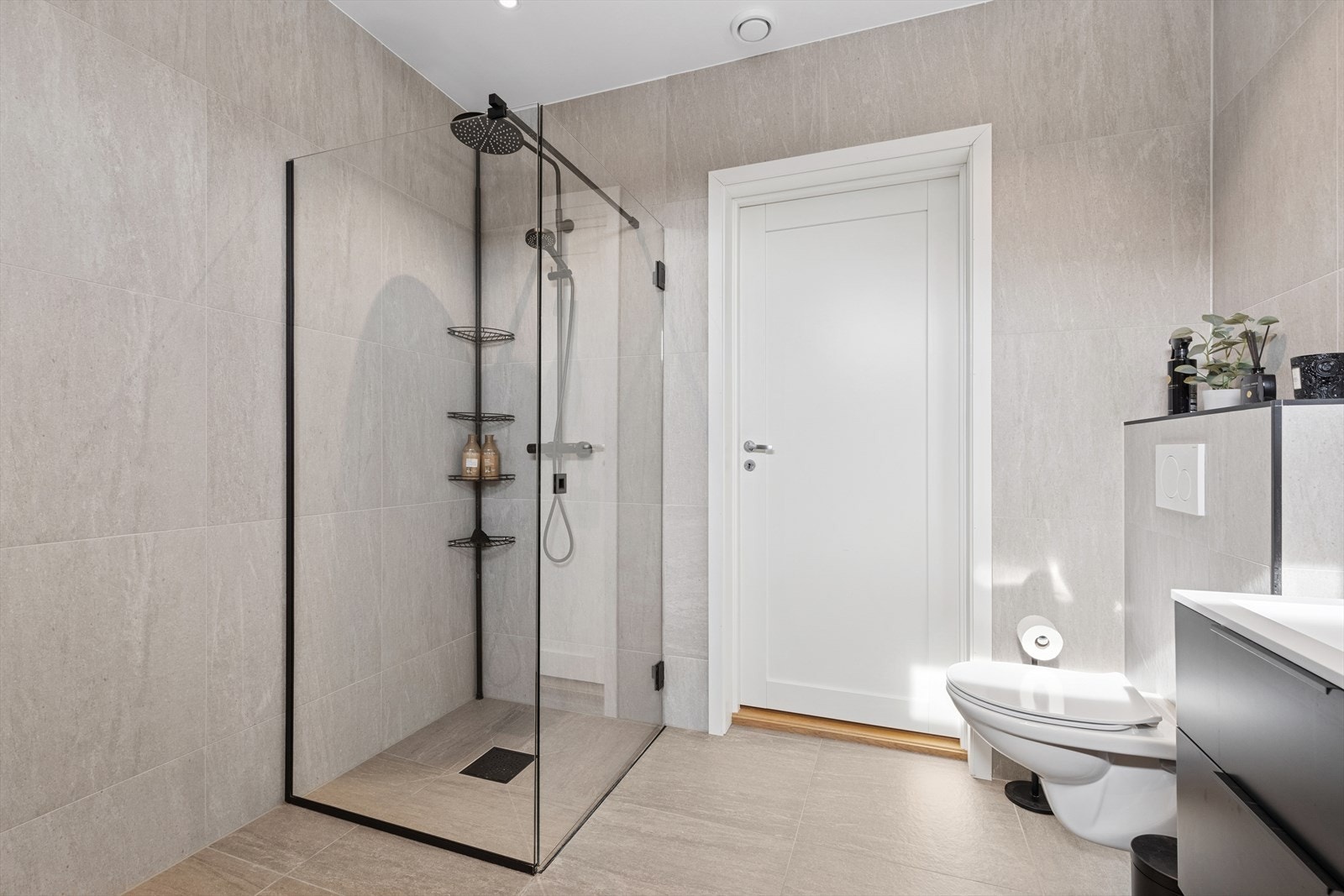 Badet er utstyrt med to servanter, hver med stilrene sorte ettgreps blandebatterier. Mulighet for å sette opp et badekar her hvis ønskelig. Galleribilde