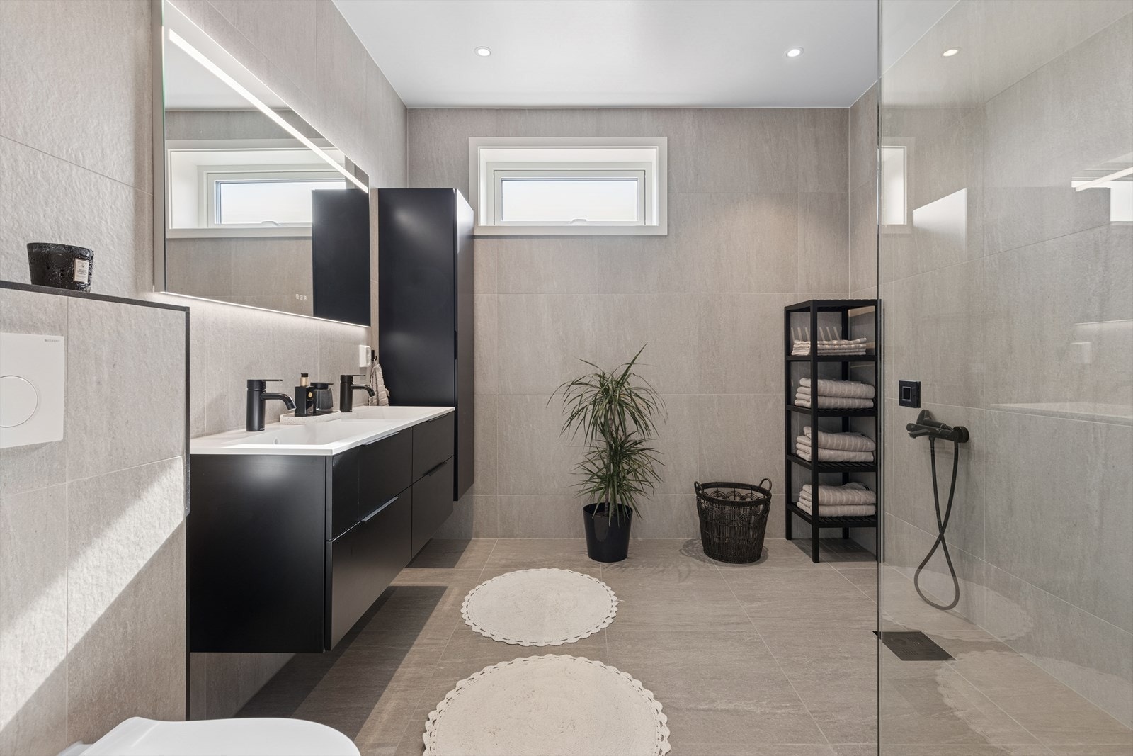 Baderommet i 2. etasje fortsetter den pene standarden med moderne design og praktiske løsninger. Galleribilde