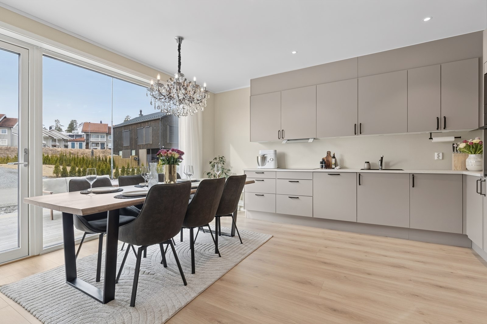 Deg, dine nærmeste og noen utvalgte. Trivsel og godt selskap er det som venter. Galleribilde