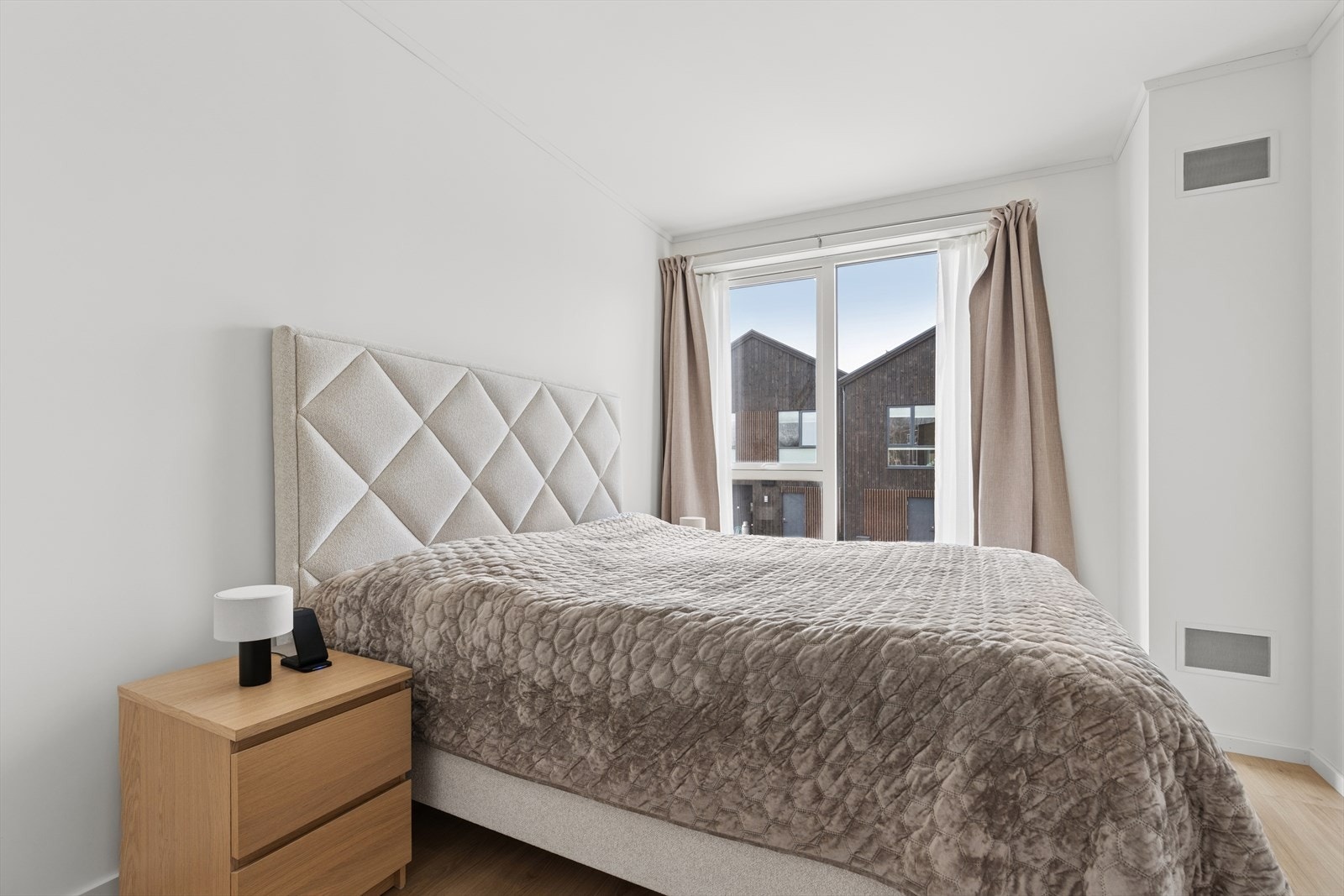 De øvrige soverommene befinner seg i boligens. 2. etasje. Balansert ventilasjonsanlegg fra Systemair Save med tilluft i soverom, stue og gang. Galleribilde