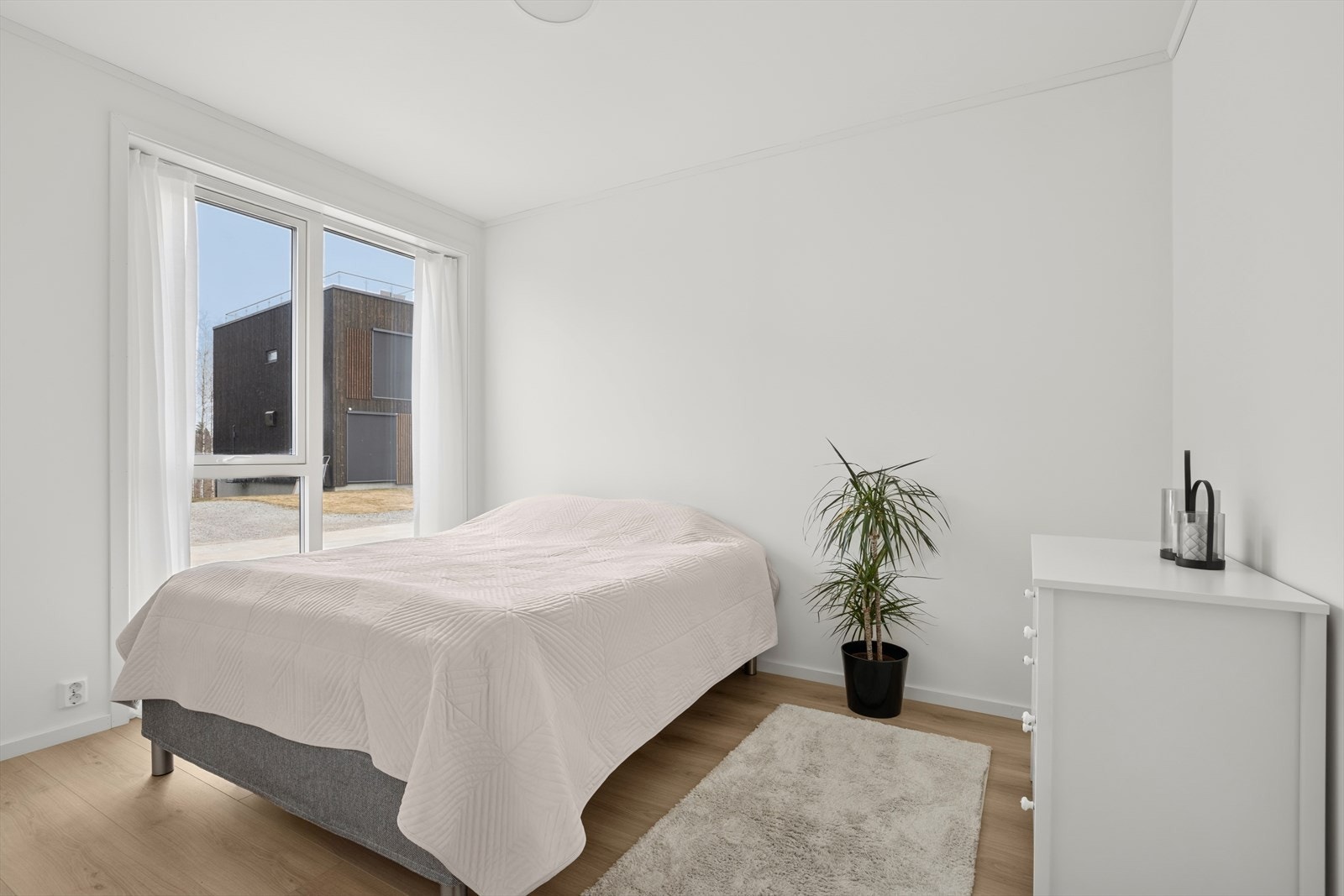 Boligen byr på fem flotte soverom, hvorav alle er av god størrelse. Dette er soverommet/gjesterommet i 1. etasje. Galleribilde