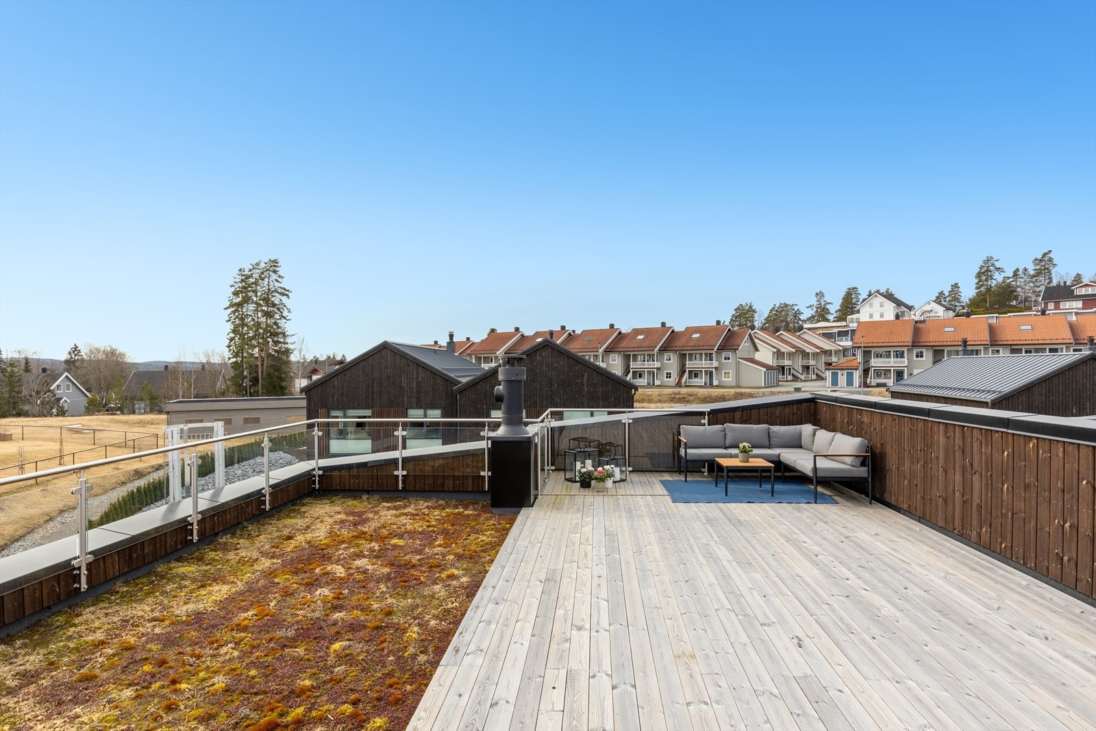 På toppen av tomannsboligen er det en takterrasse på ca. 46 m². Galleribilde