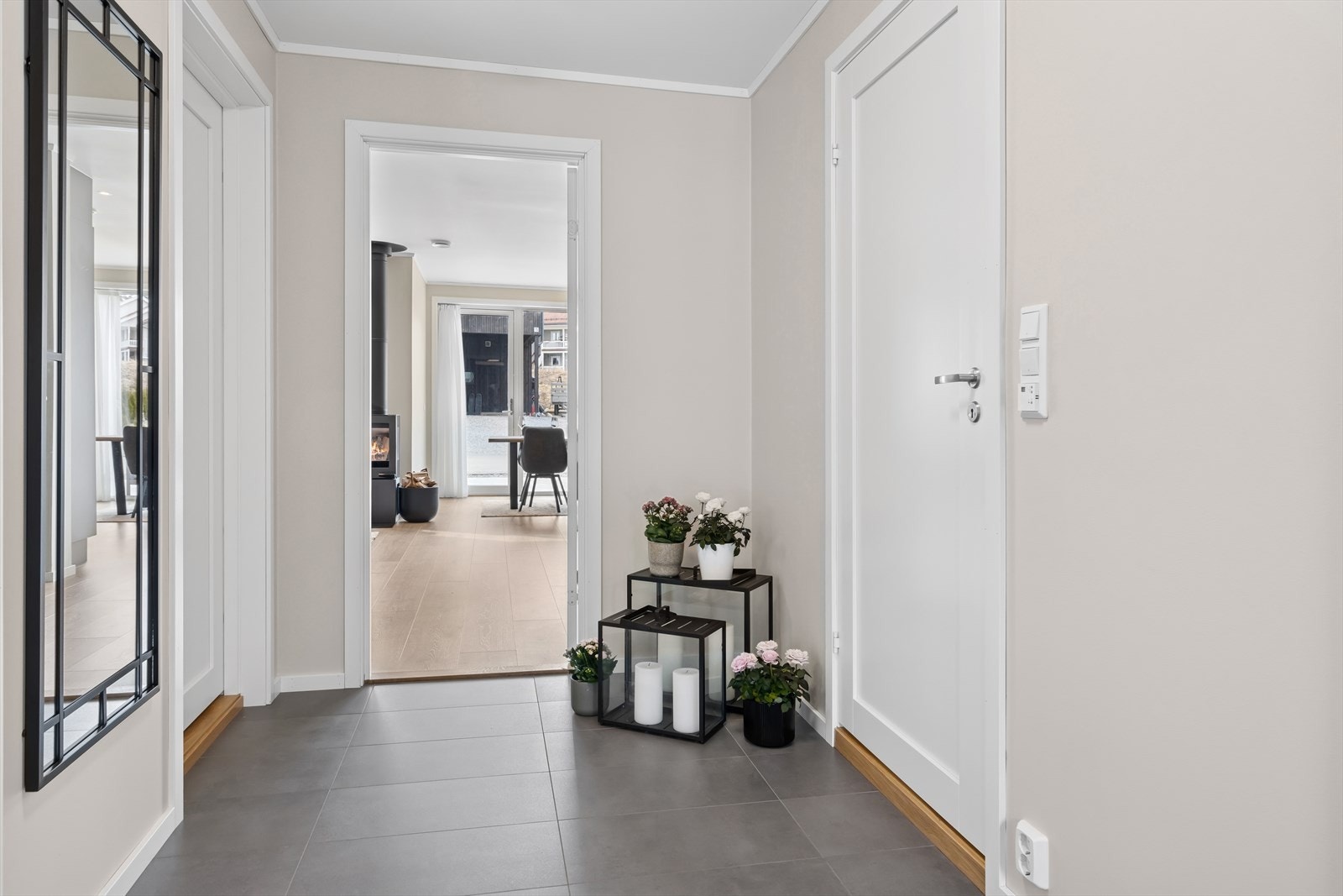 Store, mørke fliser som gir et eksklusivt preg, samt at det er varmekabler i gangen. Galleribilde