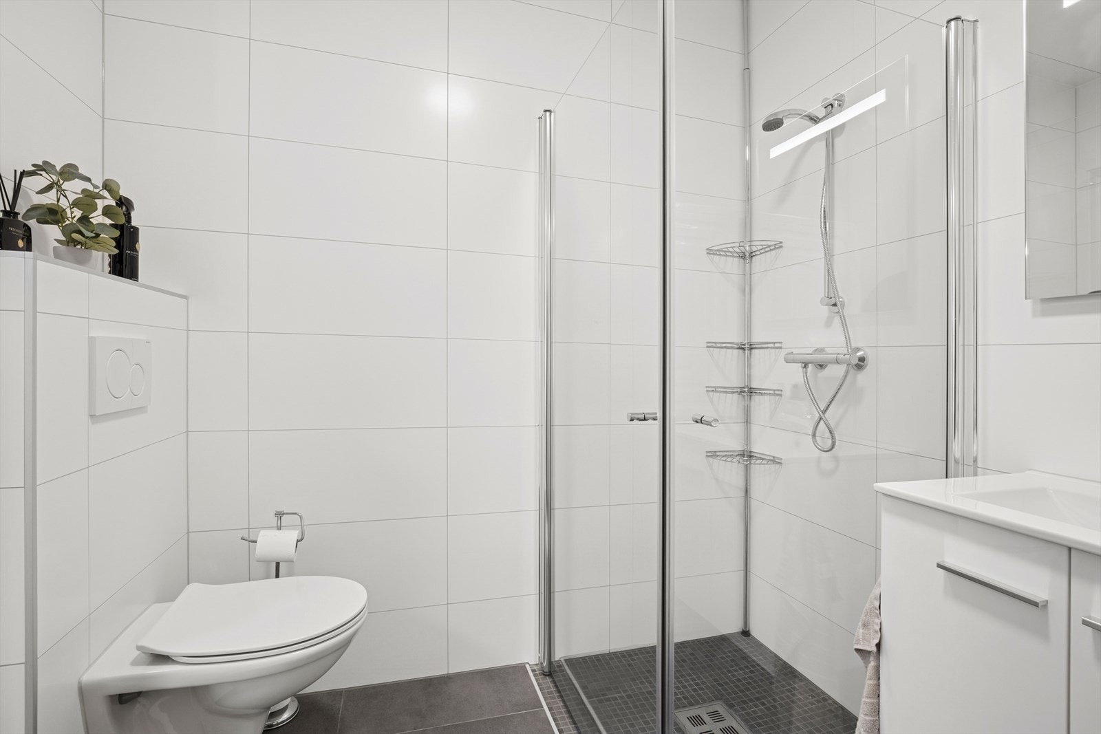 Speil med lys over servanten. Vegghengt toalett med skjult sisterne. Varmekabler i gulvet på begge baderom. Galleribilde