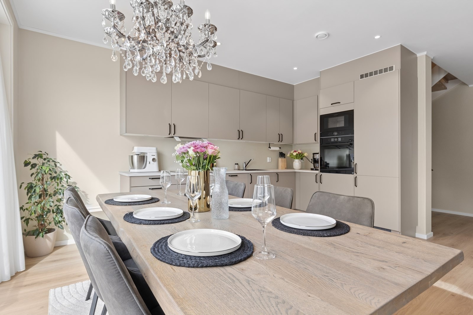 Kjøkkenet er romslig og gir lett mulighet for å innrede med et hyggelig spisebord. Galleribilde