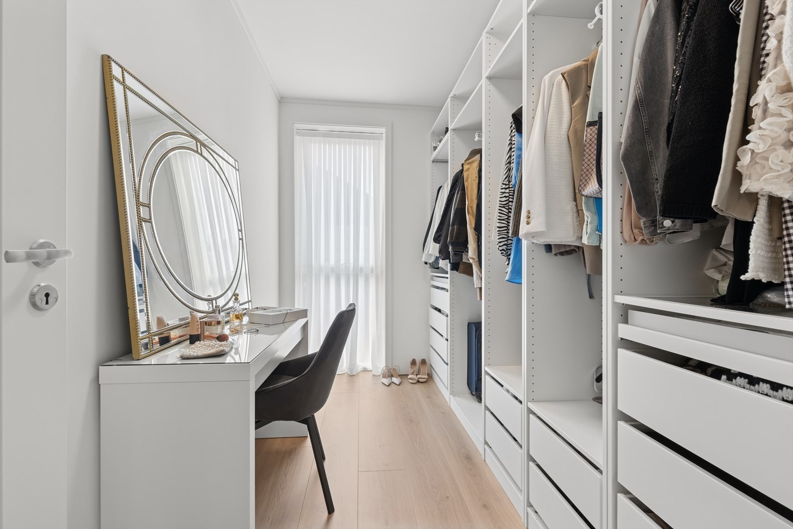 I 2. etasje er det adkomst til et romslig soverom /5. soverommet) som benyttes i dag som et walk-in closet. Galleribilde