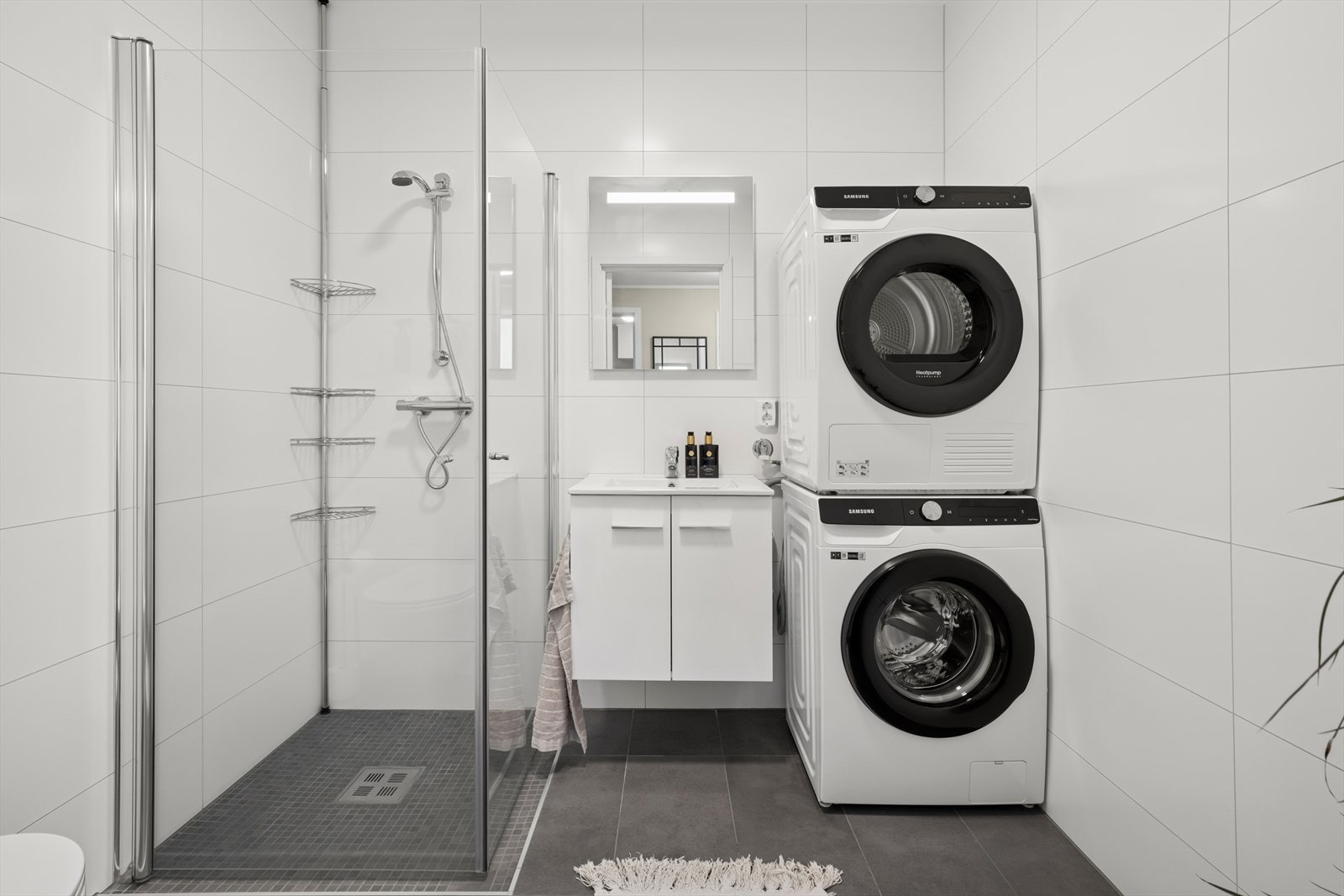 Boligen disponerer to bad - et i hver etasje. Galleribilde