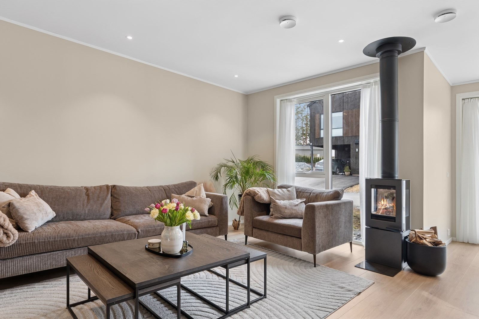 Gulv med laminat og takhøyden i stuen er på 2,60 meter. Galleribilde