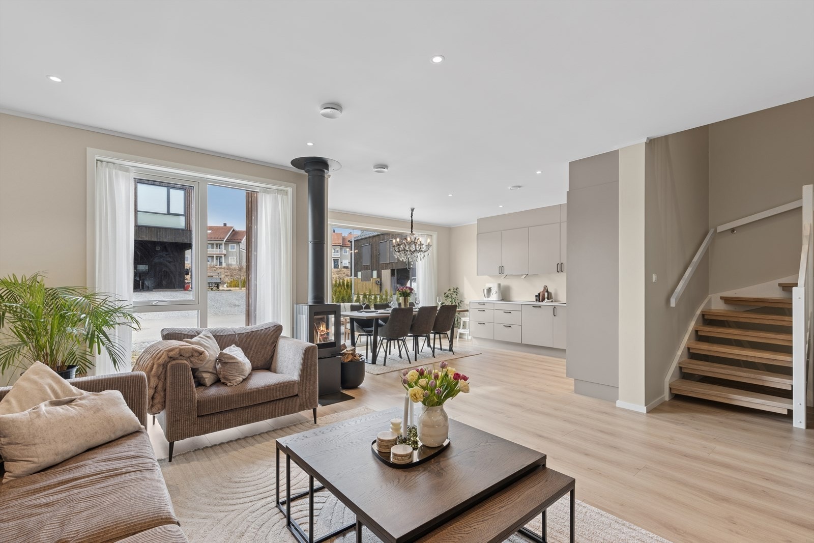 I tillegg gjør den åpne løsningen mot kjøkken og spisestue gjør rommet perfekt for både hverdagsliv og sosiale sammenkomster. Galleribilde