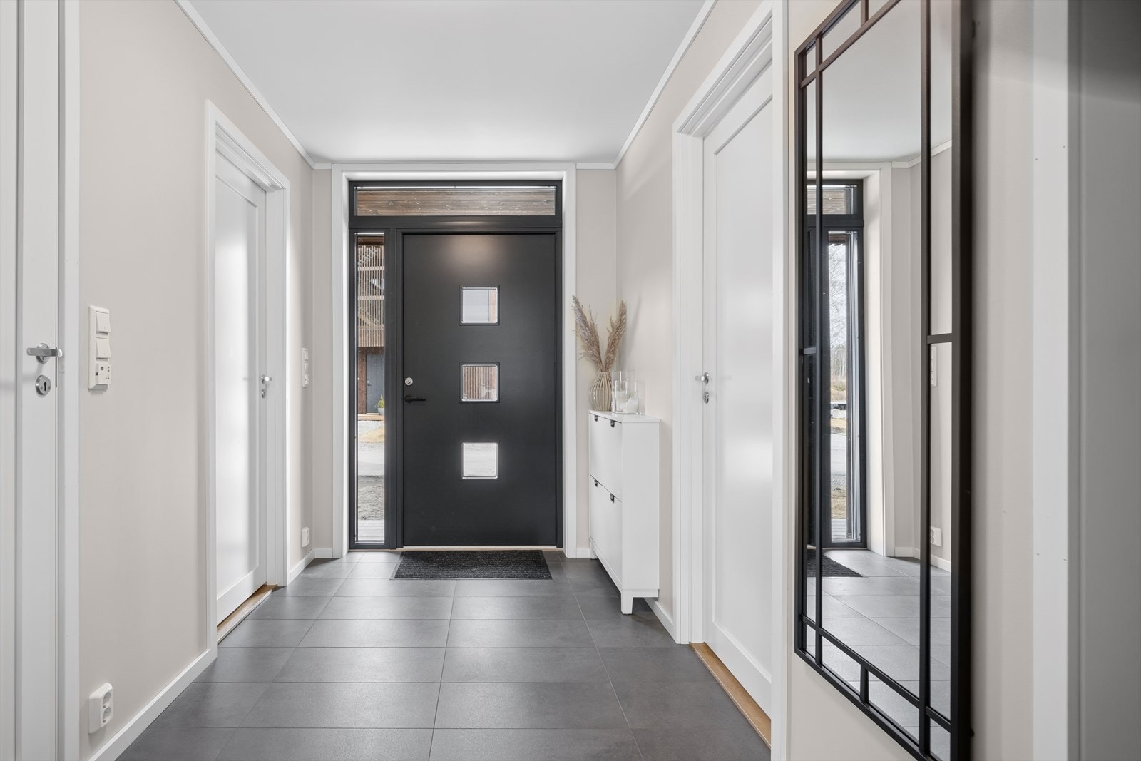 Velkommen inn til en stilren og innbydende entré. Utadslående tredør fra NorDan, vindu over dør. Galleribilde