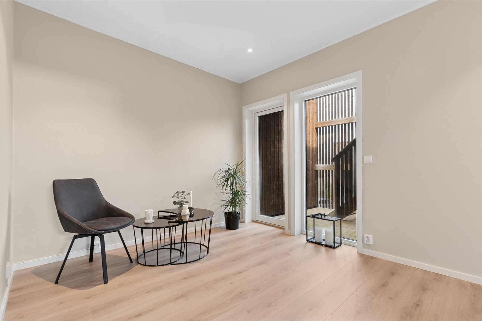 Fra stuen i første etasje tar trappen deg videre opp til denne TV-stuen. Her er det fine møbleringsmuligheter til å utforme stuen slik som du vil. Galleribilde