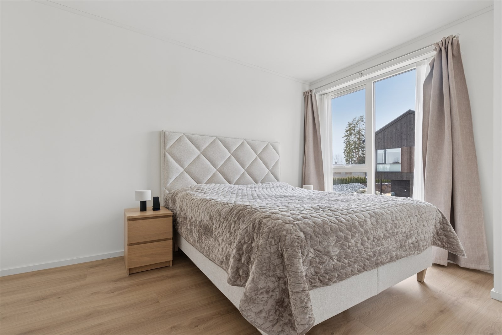 Dette er hovedsoverommet. Flott soverom med store vindusflater og god plass til innredning. Galleribilde