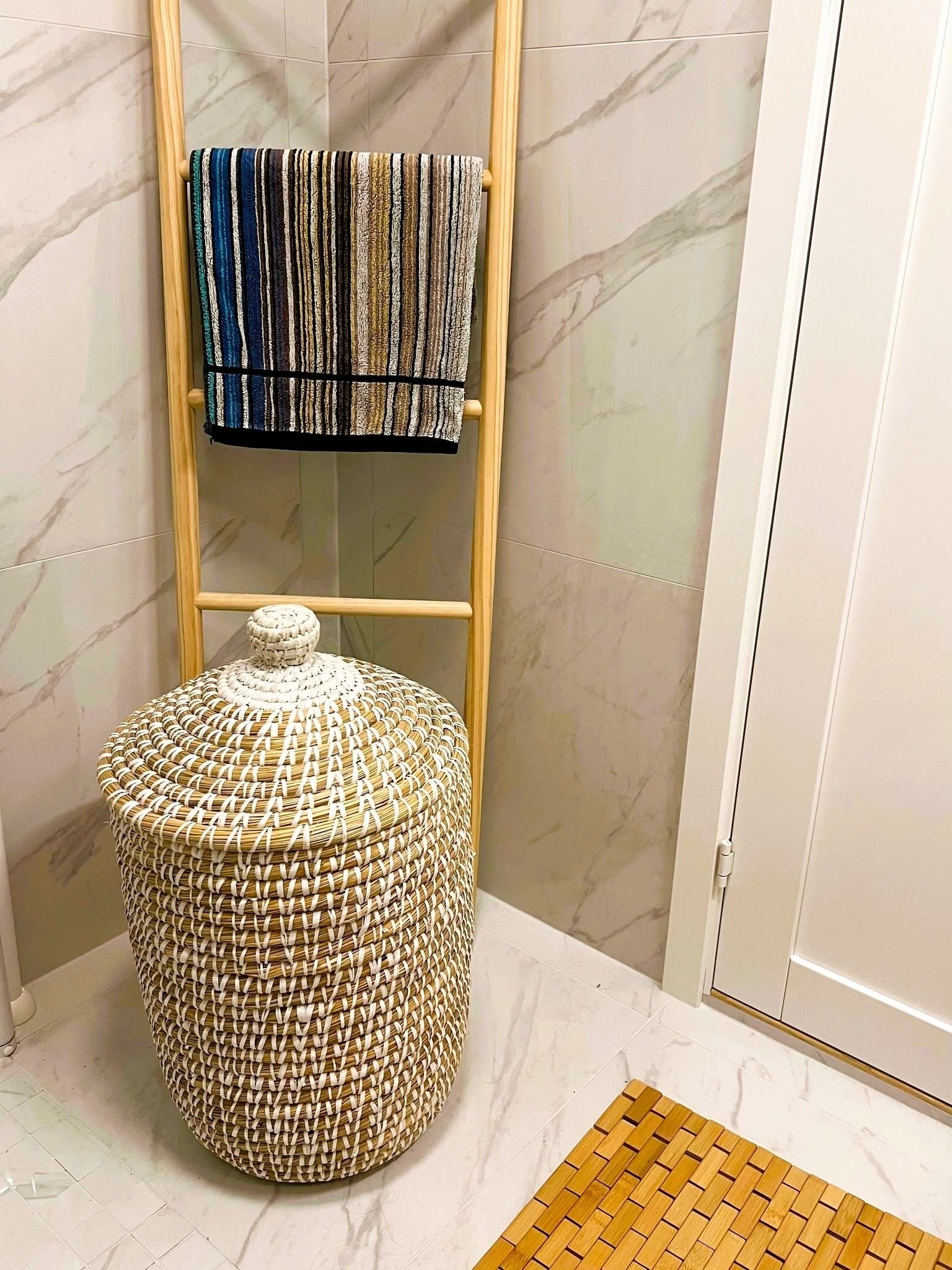 I dette hjørnet på badet er det opplegg for vaskemaskin Galleribilde