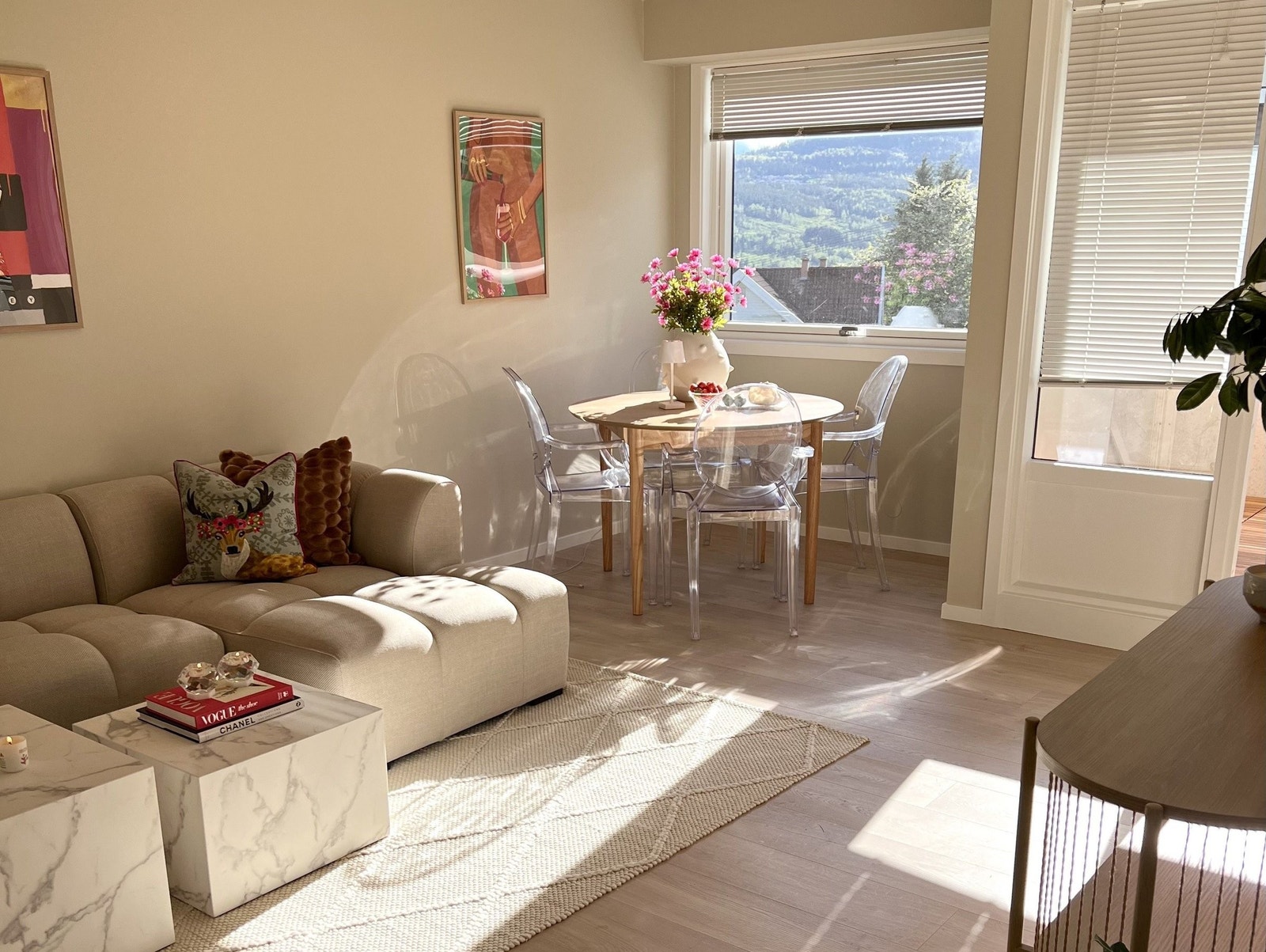 Romslig stue med plass til både sofa, spisebord og tv Galleribilde