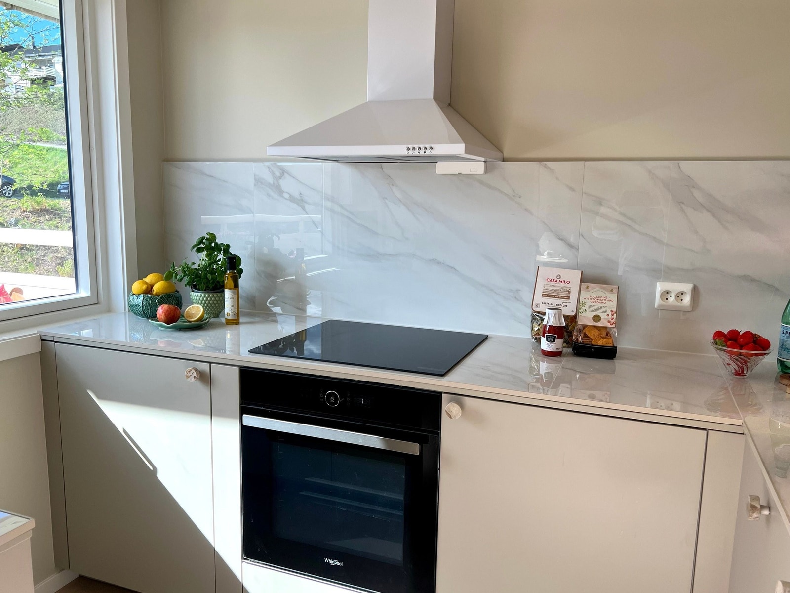 Alle hvitevarene - stekeovn, platetopp, oppvaskemaskin og kjøleskap - er helt nye Galleribilde