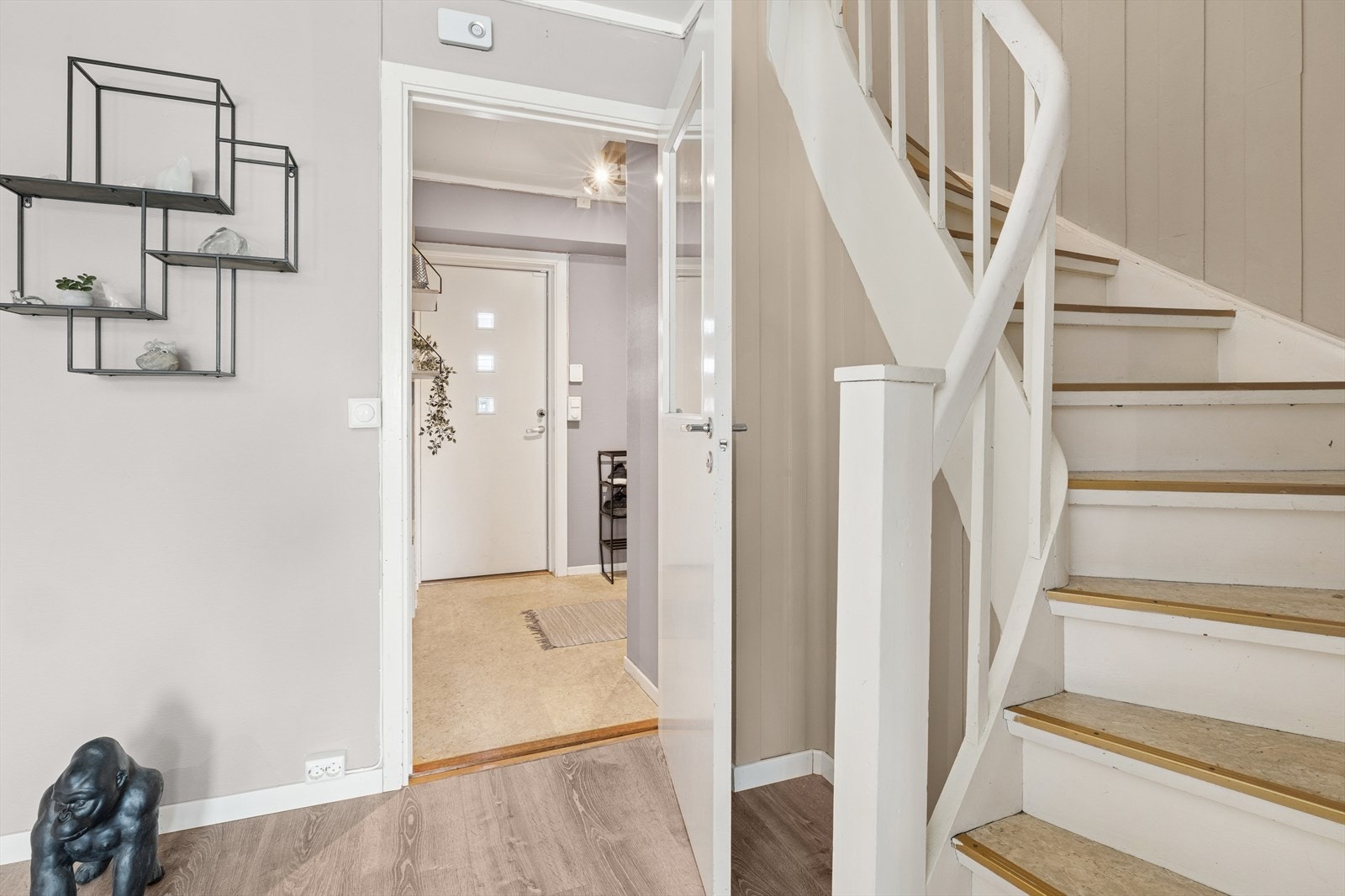 Entré med plass til klesoppheng. Galleribilde