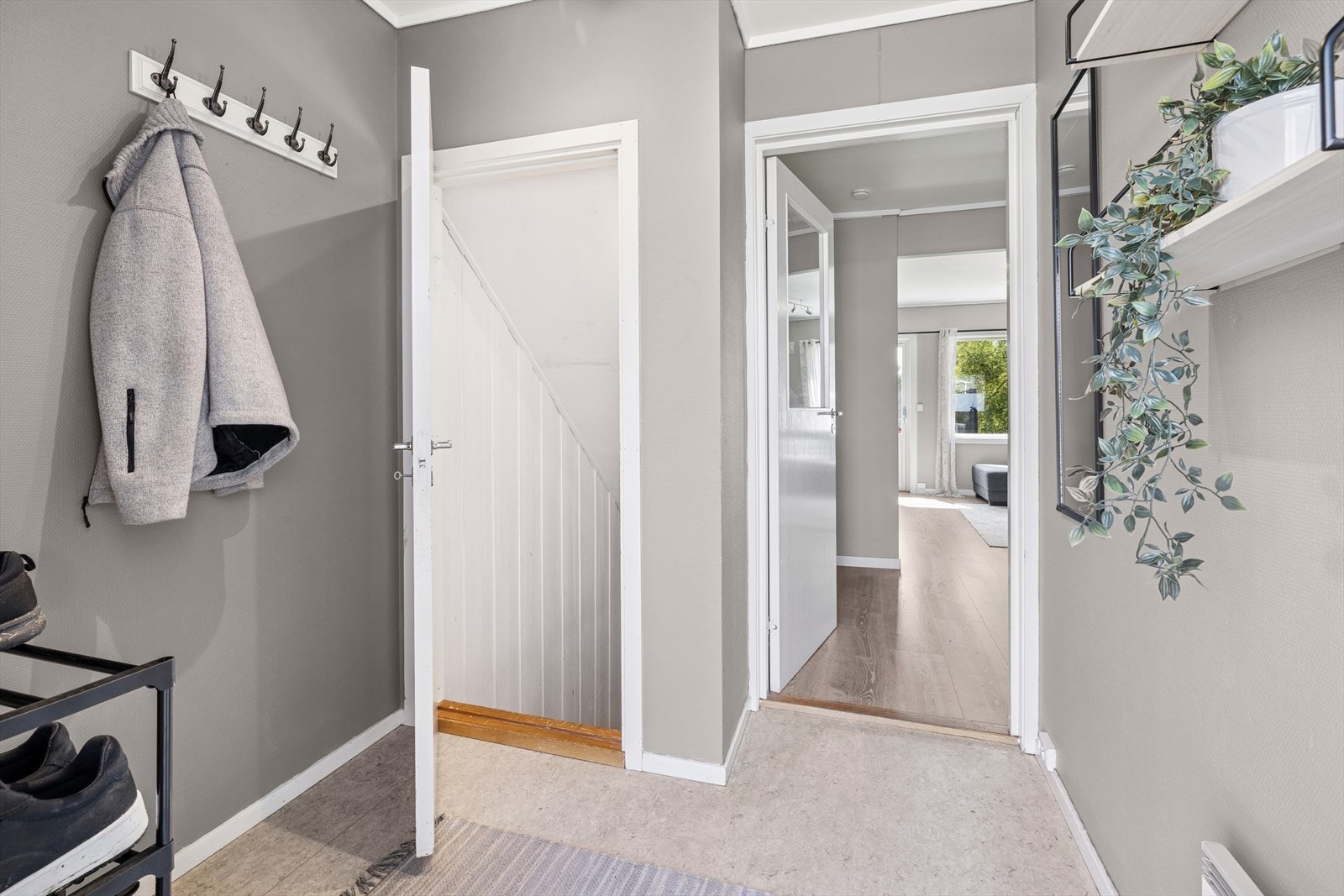 Fra entréen er det adkomst til kjelleretasjen. Galleribilde