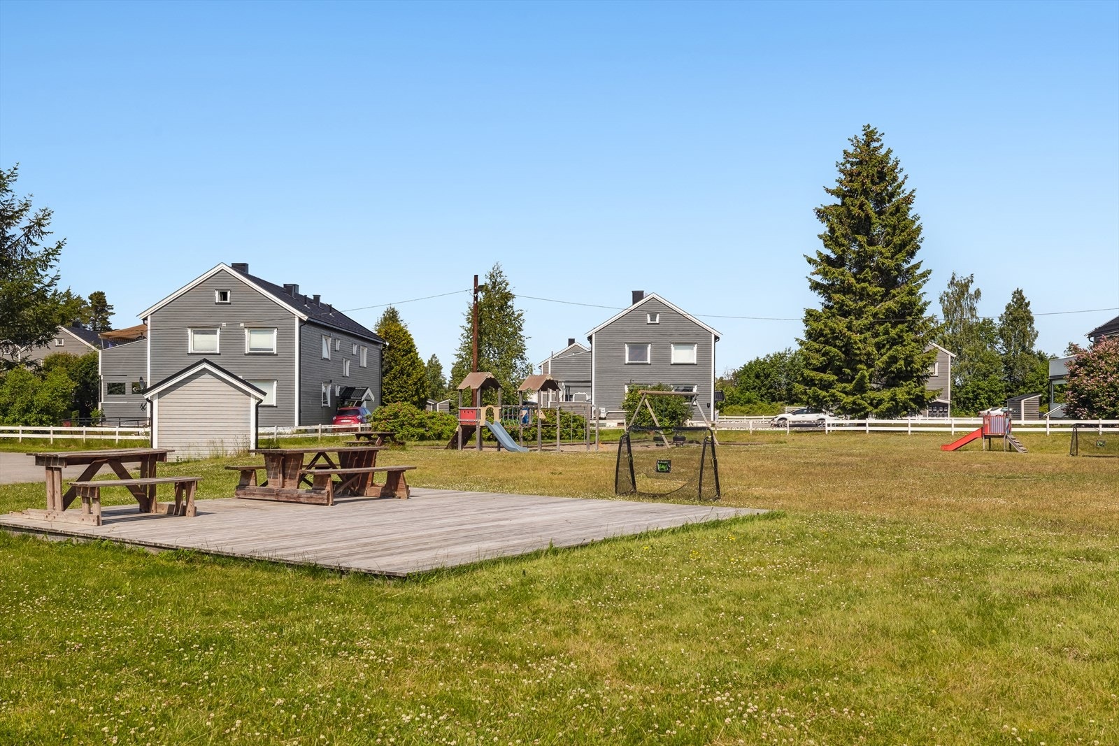 Fellesområdene er fint opparbeidet med lekeplass og benker. Galleribilde