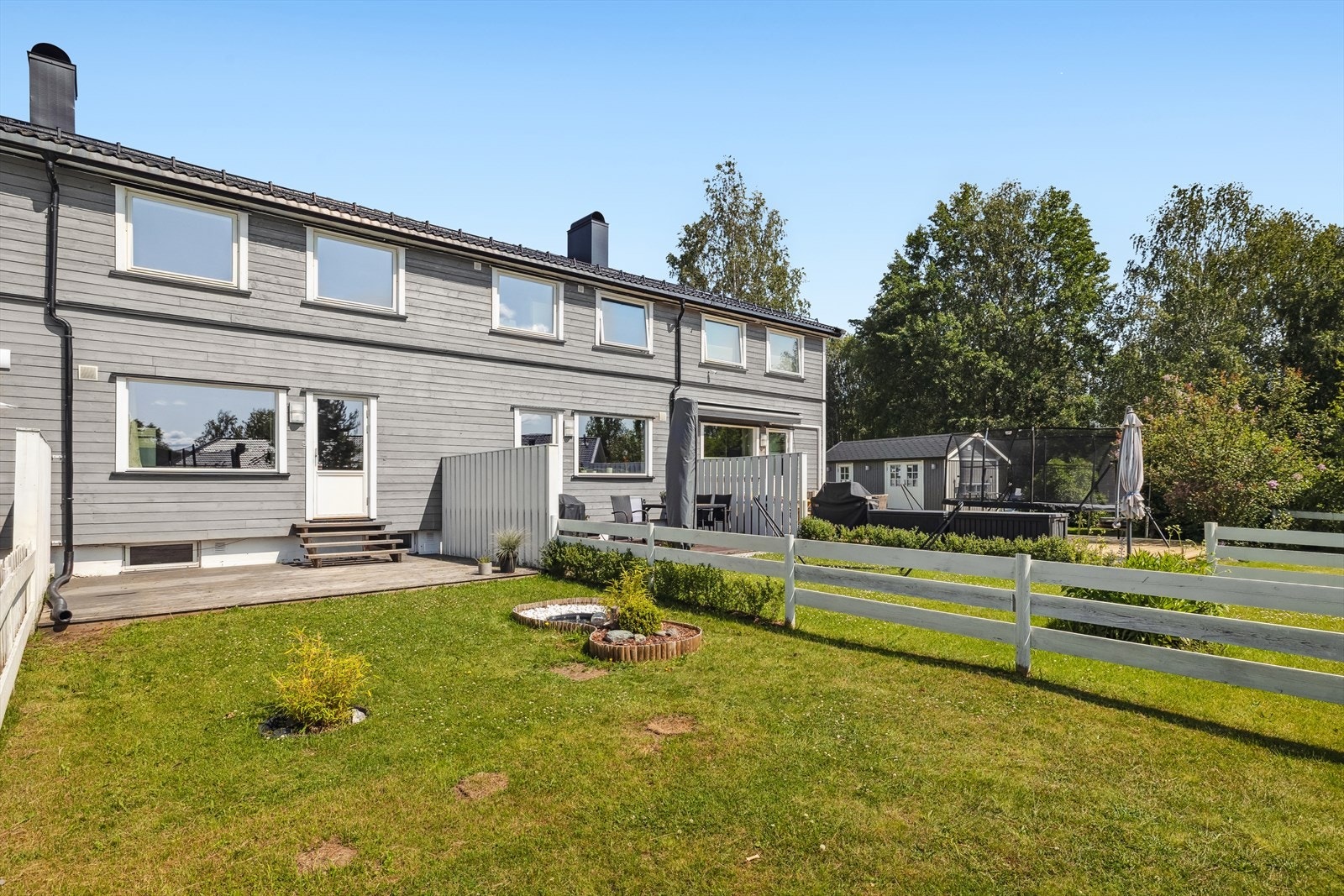 Utgang til flott hage. Galleribilde