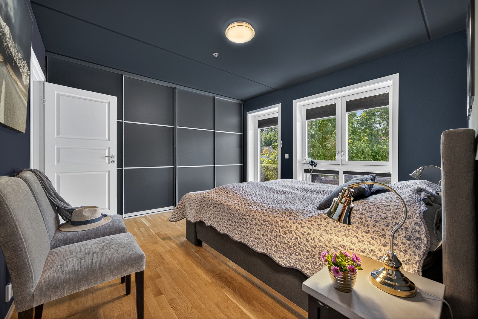 Hovedsoverommet er av god størrelse og har malte slette overflater og trestavs parkett på gulv. Galleribilde