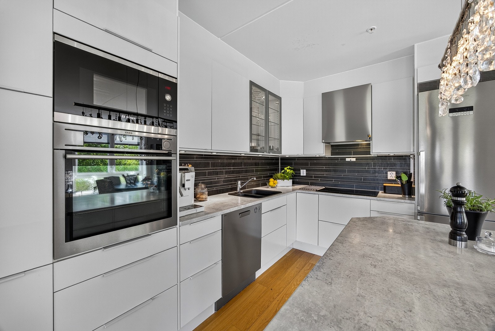 Av hvitevarer medfølger stekeovn, induksjonstopp, vaskemaskin og kjøl/frys. Komfyrvakt er montert. Galleribilde