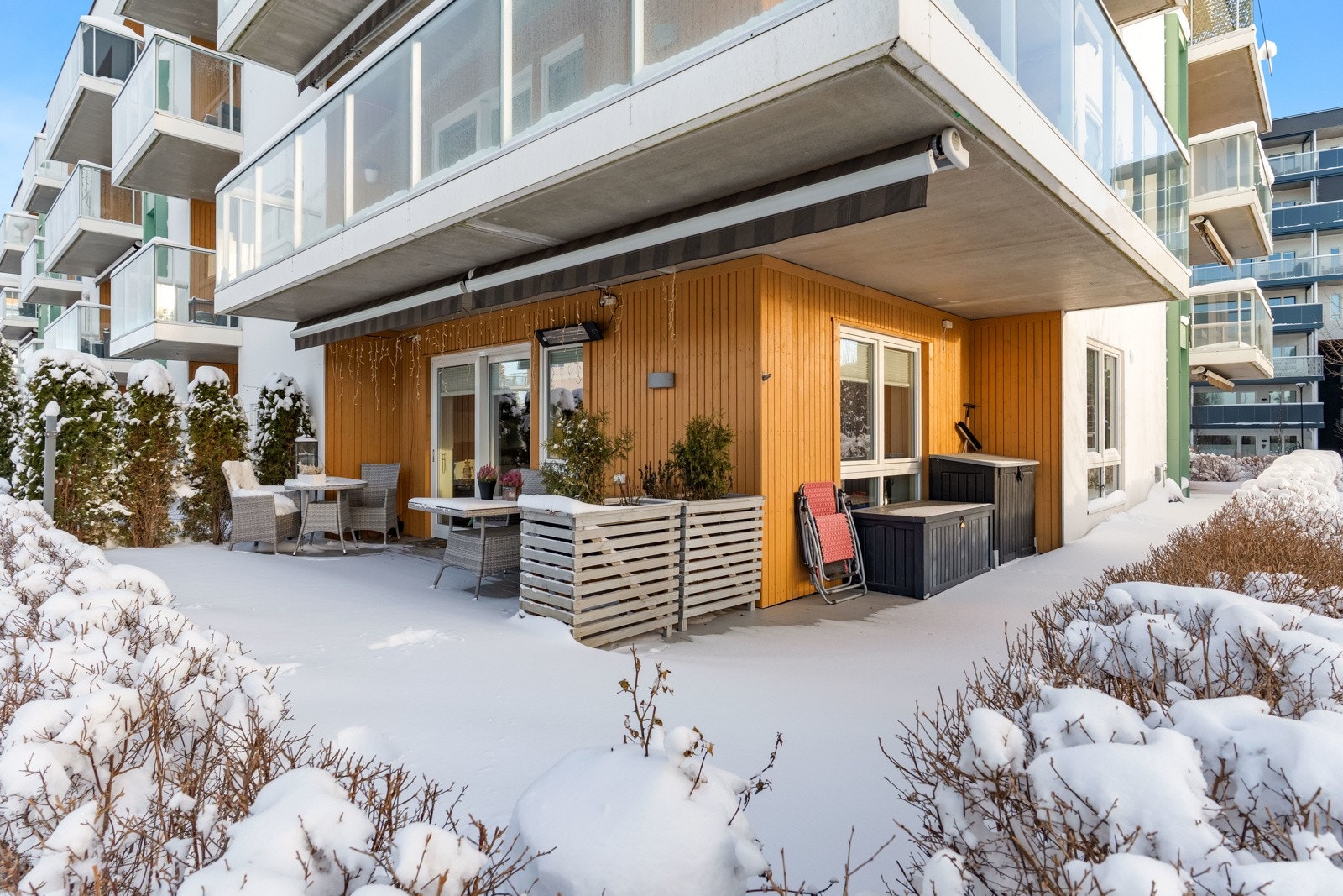 Lys og attraktiv 4-roms selveierleilighet fra 2016 beliggende rett utenfor sentrumskjernen av Jessheim. Leiligheten fremstår som meget velholdt og moderne med luftige rom, åpne løsninger og gjennomført god kvalitet i materialvalgene. Galleribilde