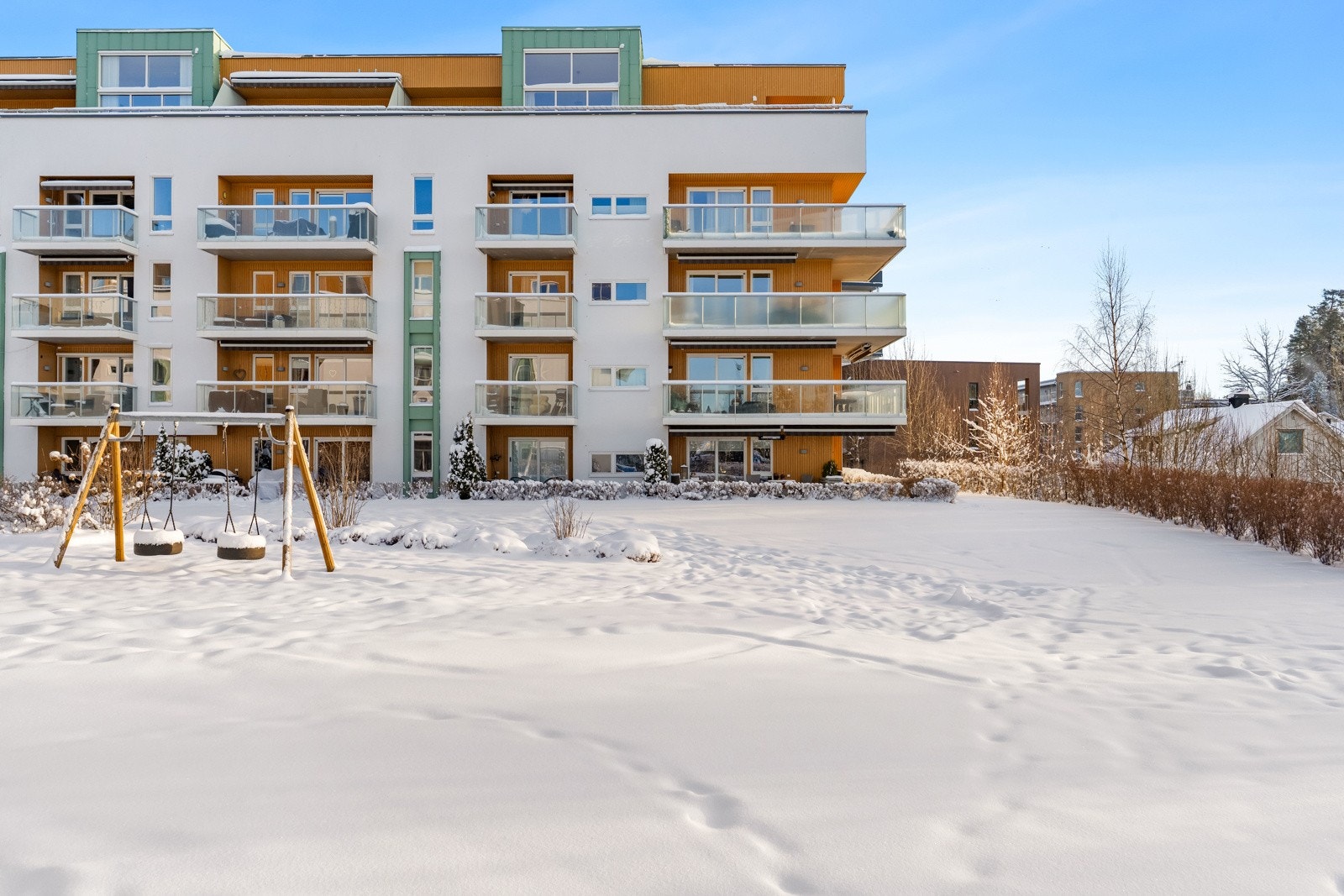 Det er montert markiser over deler av terrassen. Galleribilde