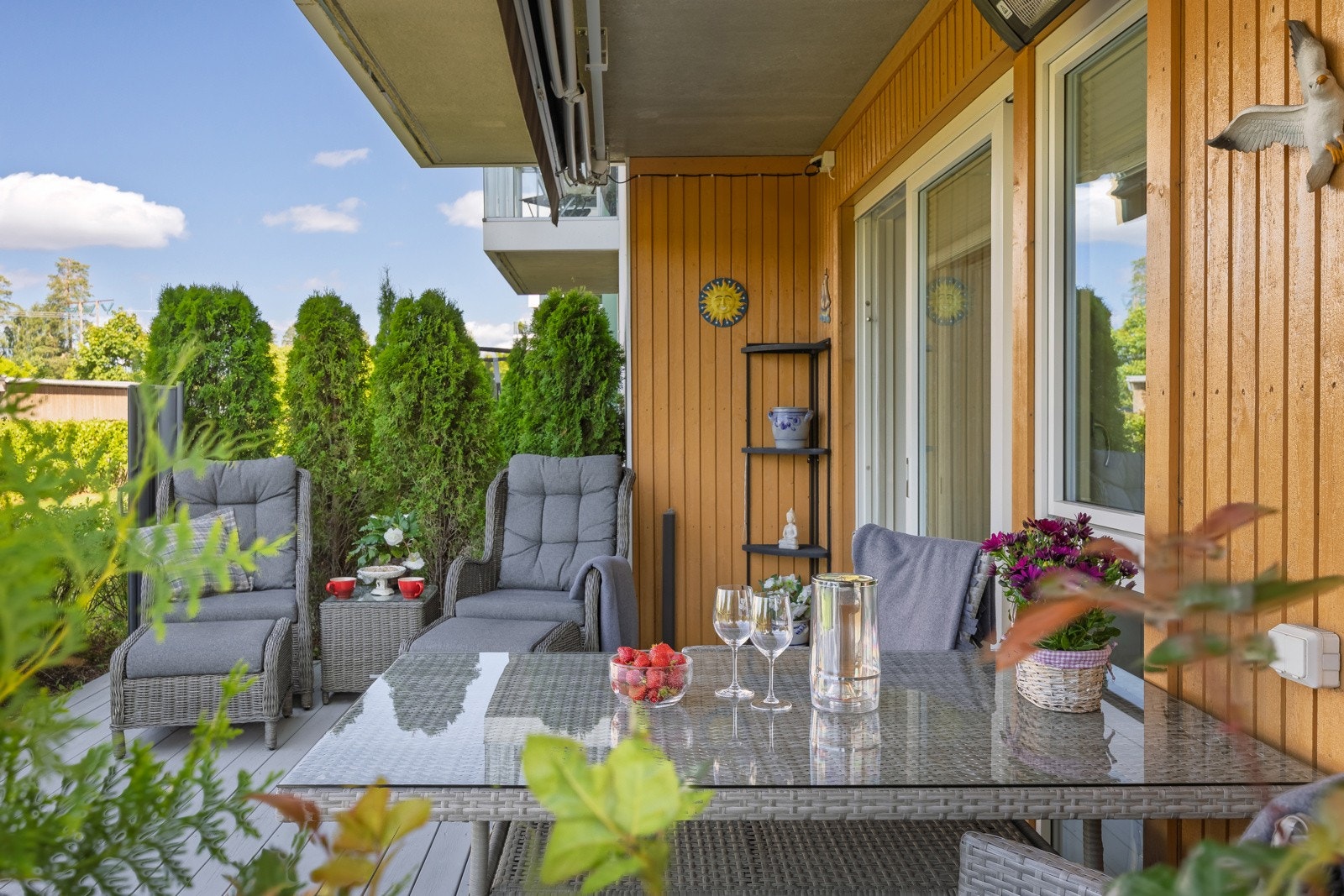 Leiligheten har en flott sydvestvendt markterrasse på hele 60 kvm. Galleribilde