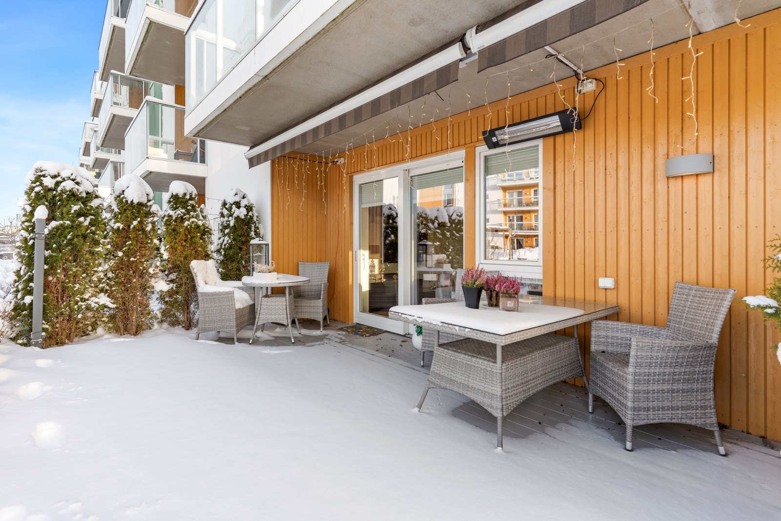 Dagligvarehandelen kan enkelt gjøres via Coop Extra Jessheim (700 m) og Coop Obs Jessheim (1,6 km). Ønsker du ytterligere servicetilbud ligger Jessheim Storsenter kun 850 m unna - et moderne kjøpesenter med over 145 butikker og serveringssteder. Galleribilde