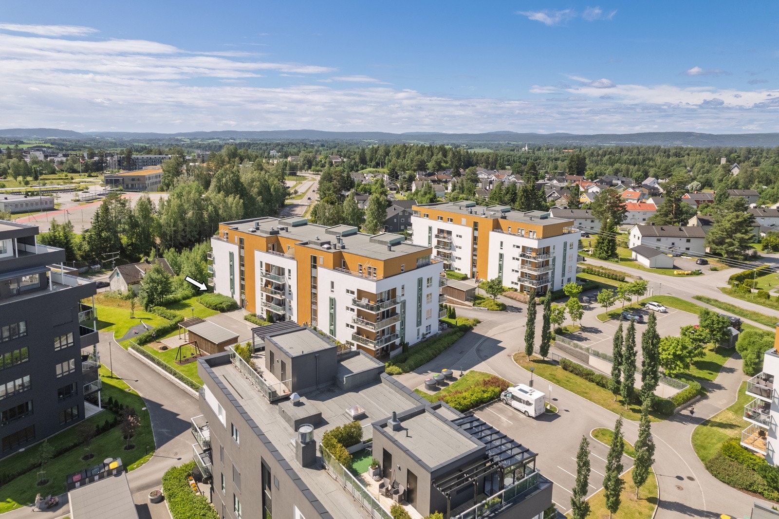 Med bil tar det ca. 10 min til Gardermoen, ca. 24 min til Lillestrøm, ca. 25 min til Strømmen og ca. 35 min til Oslo S. Galleribilde