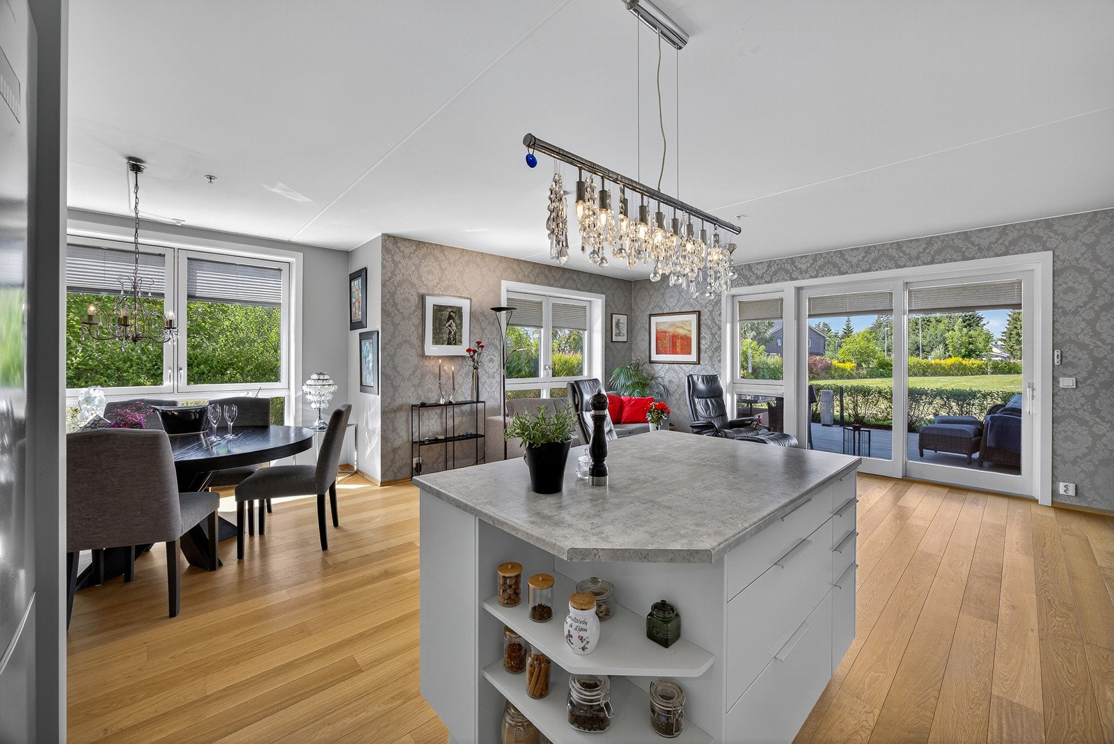 Det er etablert en kjøkkenøy som sørger for ekstra skap- og benkeplass. Galleribilde