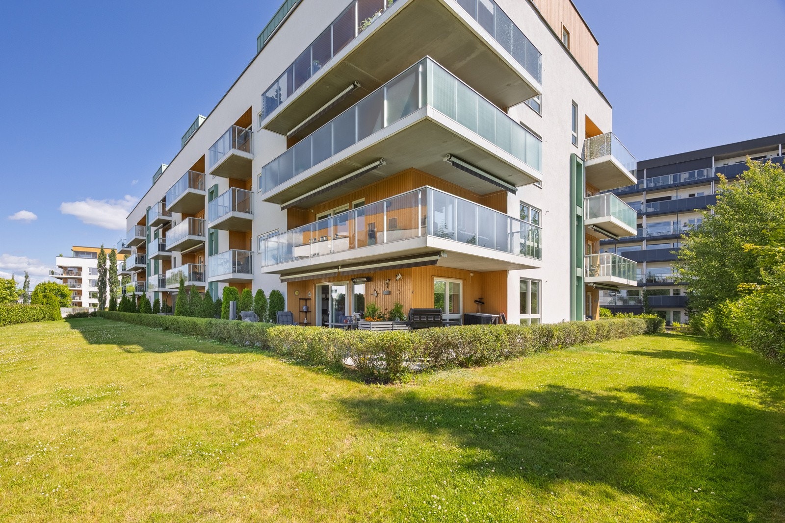 Lys og attraktiv 4-roms selveierleilighet fra 2016 beliggende rett utenfor sentrumskjernen av Jessheim. Leiligheten fremstår som meget velholdt og moderne med luftige rom, åpne løsninger og gjennomført god kvalitet i materialvalgene. Galleribilde