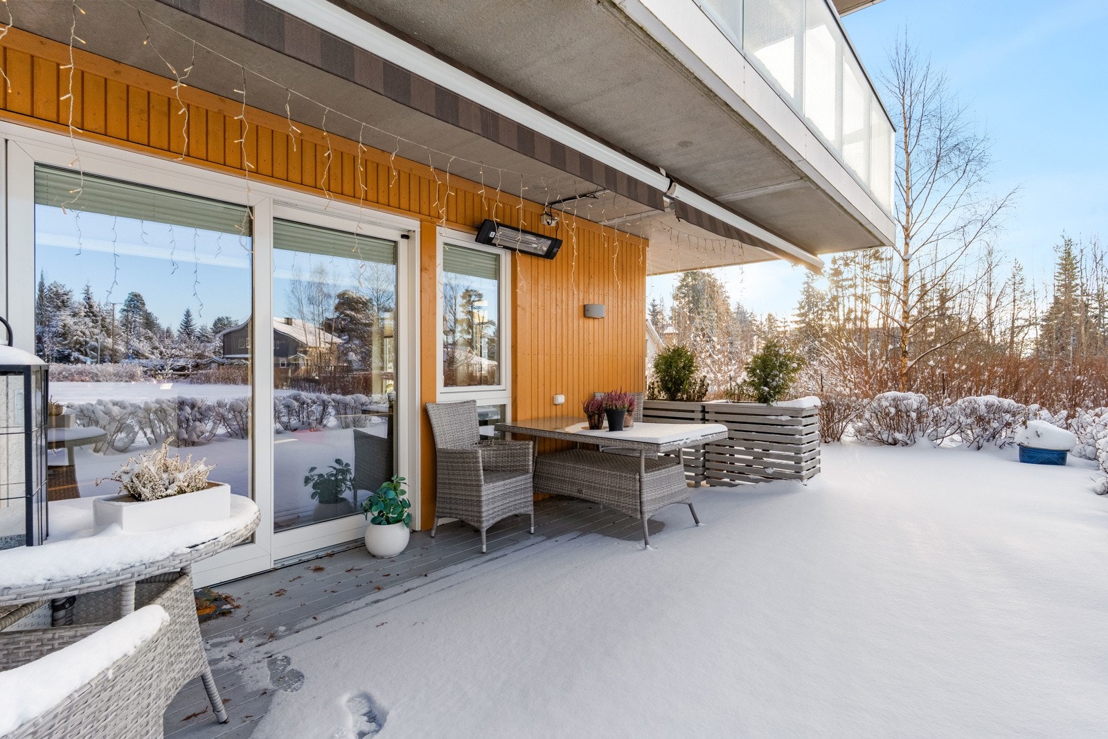 Fra stue/kjøkken og soverom er det utgang til en sydvestvendt markterrasse på ca. 60 kvm, et perfekt sted for å nyte late dager og sene kvelder i hyggelige omgivelser. Galleribilde