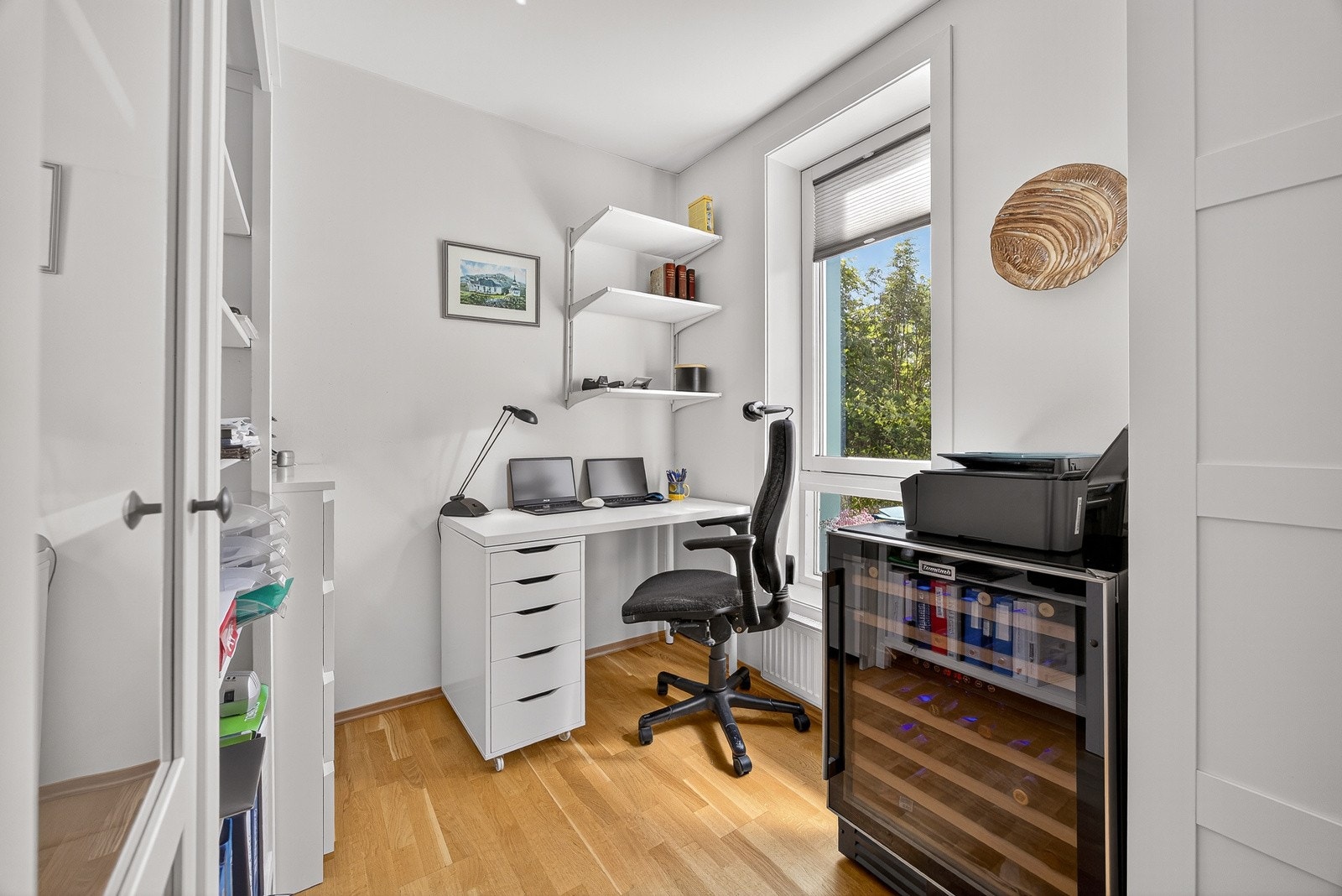 Soverom 3 har lysmalte slette overflater og trestavs parkett på gulv. Galleribilde