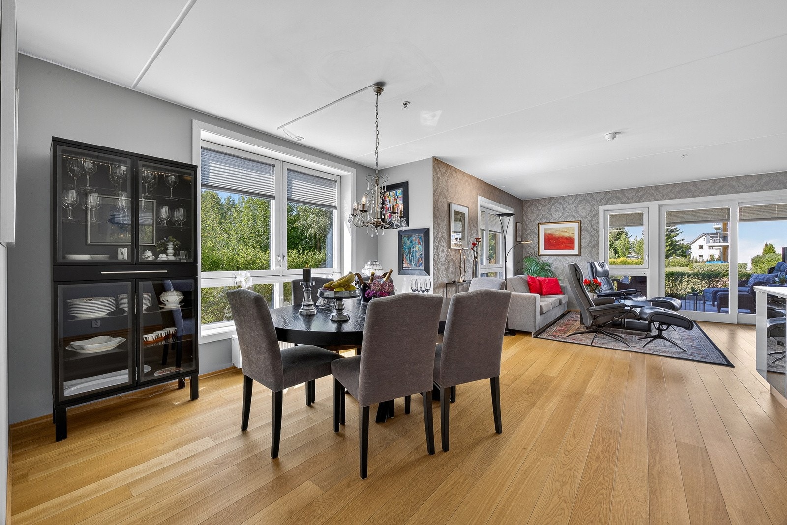 Gode vindusflater slipper inn rikelig med lys og takhøyde på 2,55 meter gir en luftig romfølelse. Galleribilde