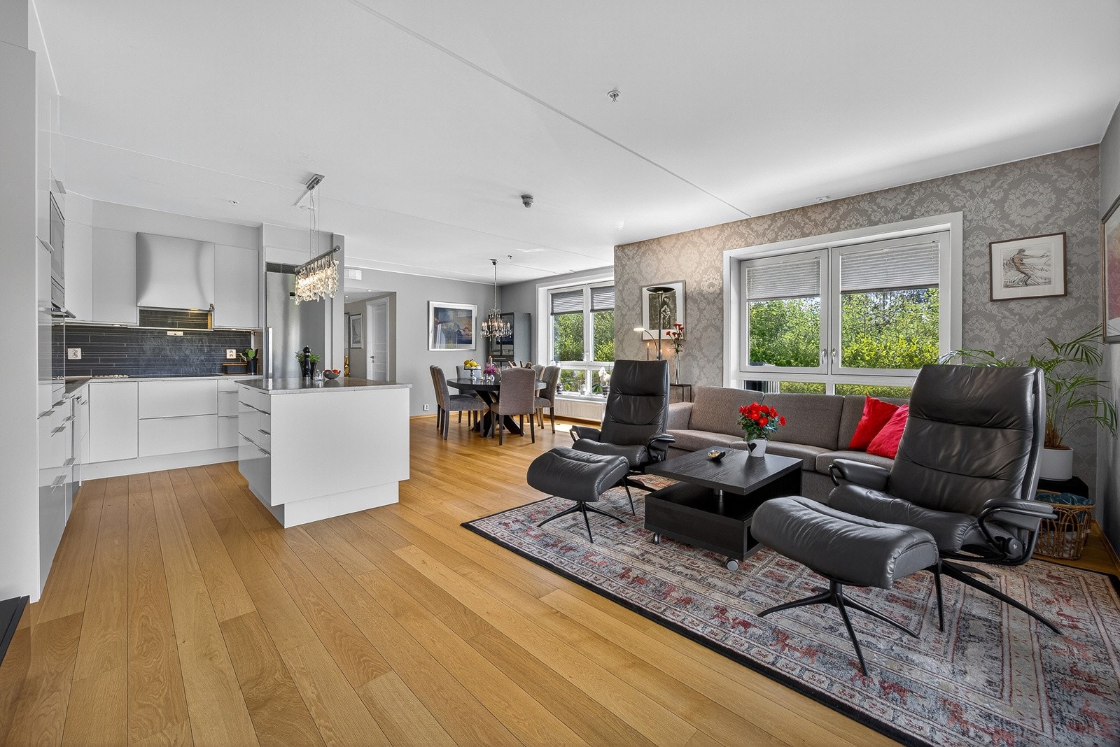 Den åpne stuen fremstår som meget innbydende i lyse, delikate fargevalg. Galleribilde