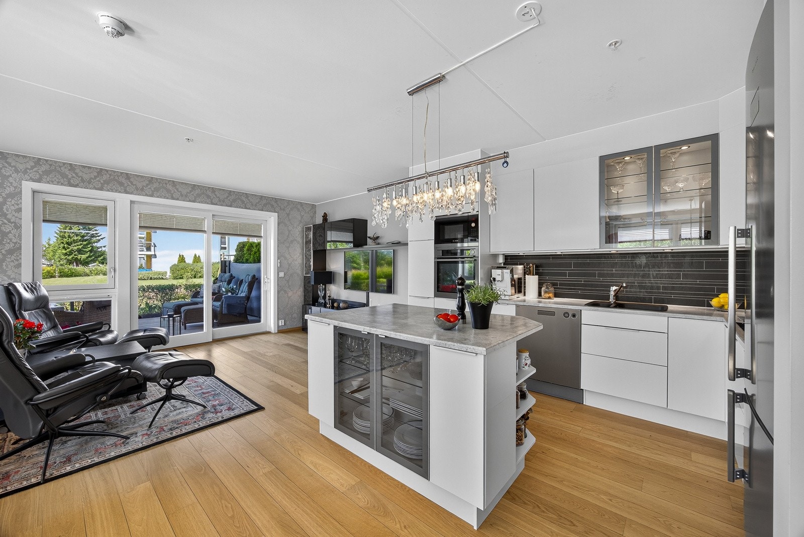 Lyst moderne kjøkken fra Norema i åpen løsning mot stuen, nytt i 2016. Galleribilde