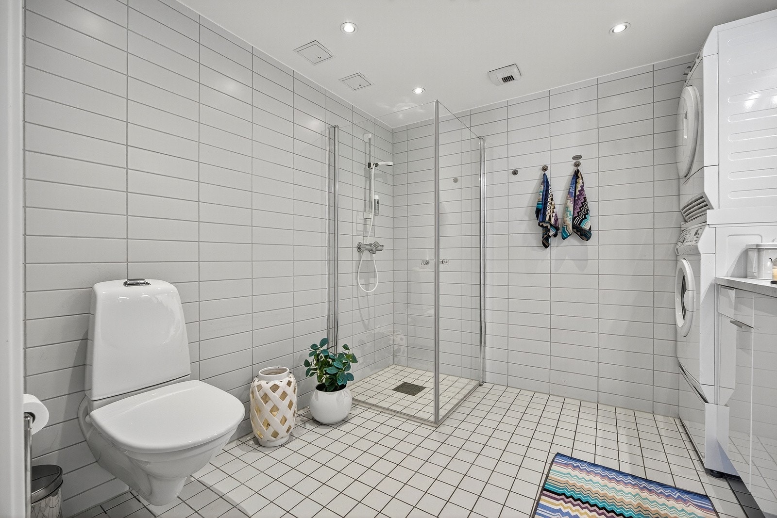 Delikat bad ved gang/entrè, nytt i 2016. Badet har flislagte overflater og vannbåren gulvvarme. Galleribilde