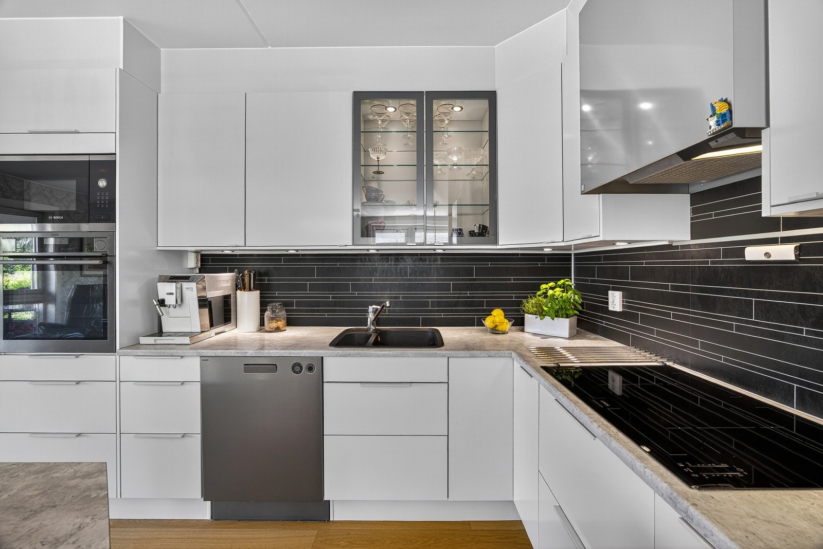 Det er lagt plater på vegg mellom over- og underskap, samt belysning under overskap. Galleribilde