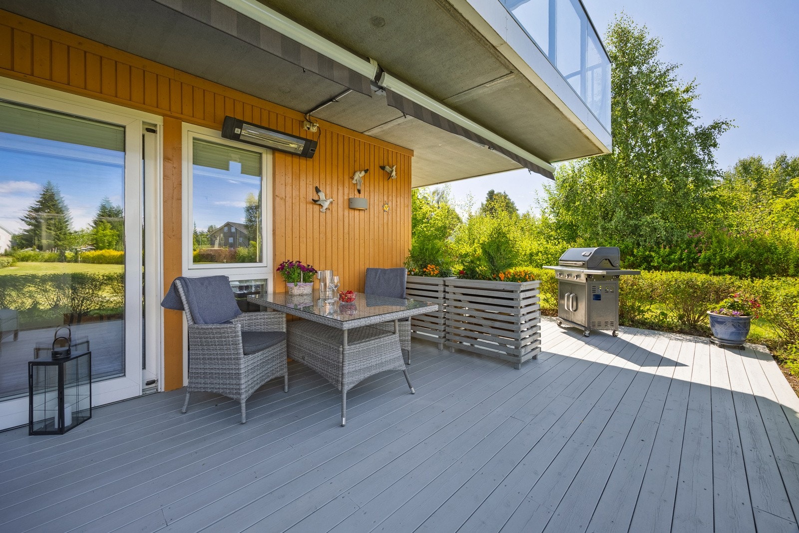 Fra stue/kjøkken og soverom er det utgang til en sydvestvendt markterrasse på ca. 60 kvm, et perfekt sted for å nyte late dager og sene kvelder i hyggelige omgivelser. Galleribilde